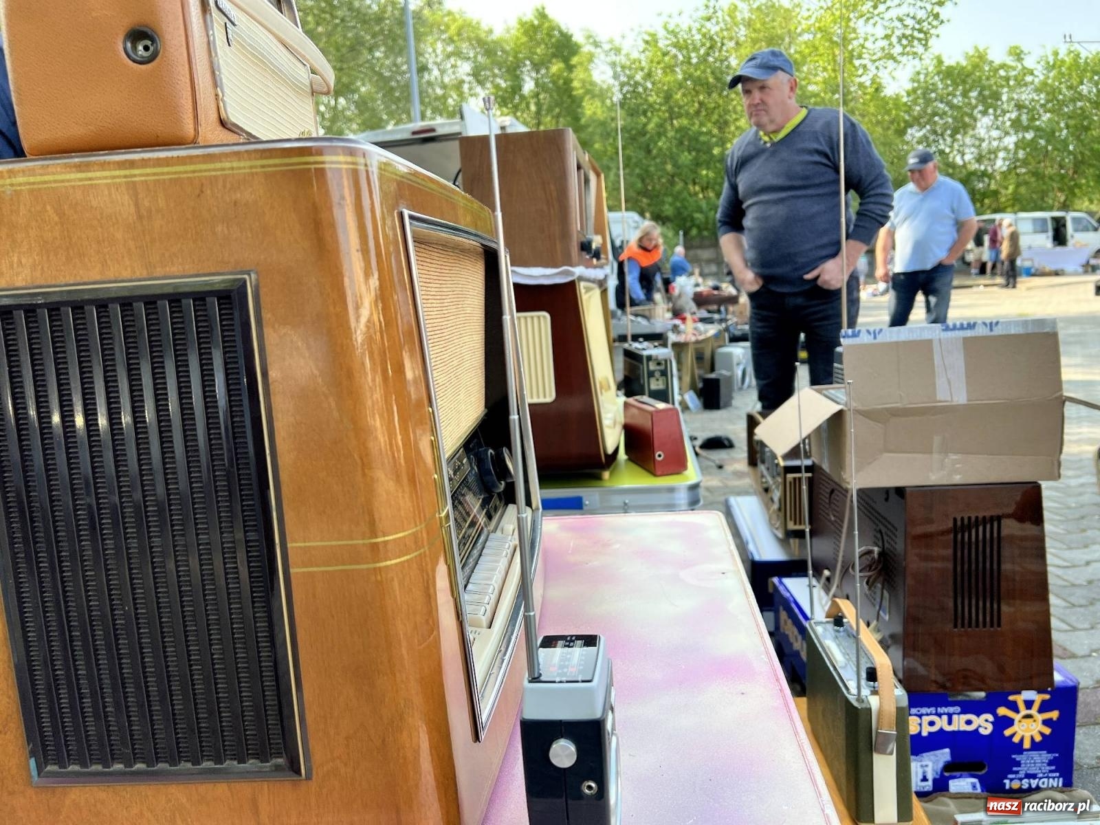 Zdjęcie w galerii na portalu naszraciborz.pl: Róg bawoli i tryptyk. Ciekawostki z targu staroci w Pietrowicach Wielkich wiadomości z regionu