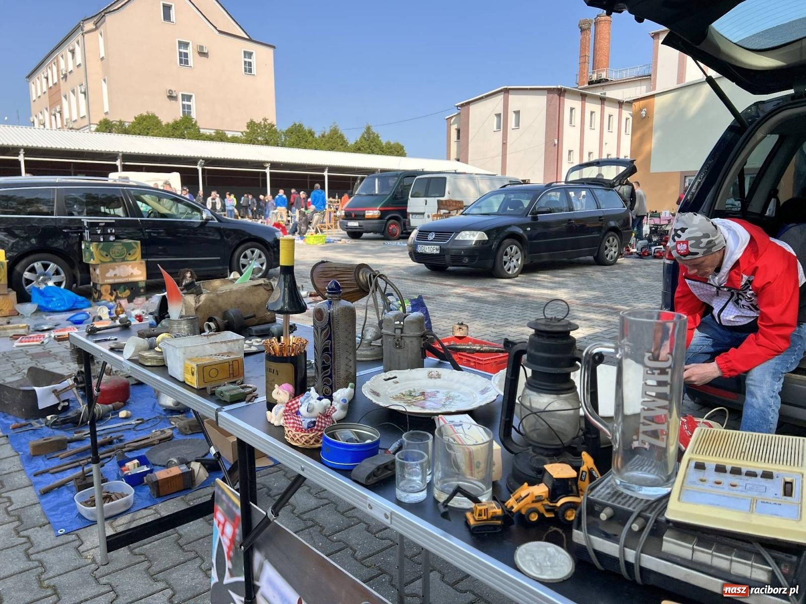 Zdjęcie w galerii na portalu naszraciborz.pl: Róg bawoli i tryptyk. Ciekawostki z targu staroci w Pietrowicach Wielkich wiadomości z regionu