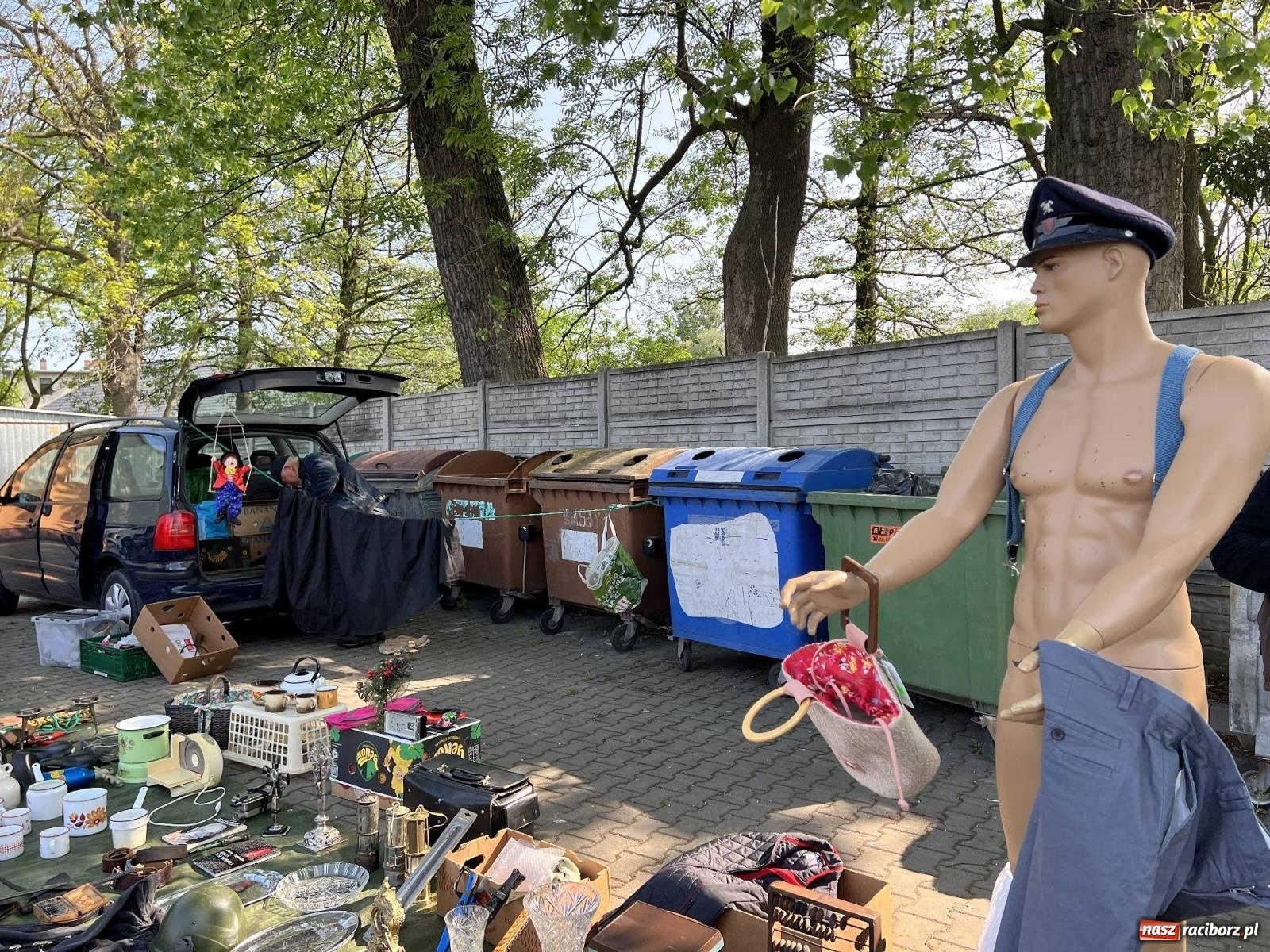 Zdjęcie w galerii na portalu naszraciborz.pl: Róg bawoli i tryptyk. Ciekawostki z targu staroci w Pietrowicach Wielkich wiadomości z regionu