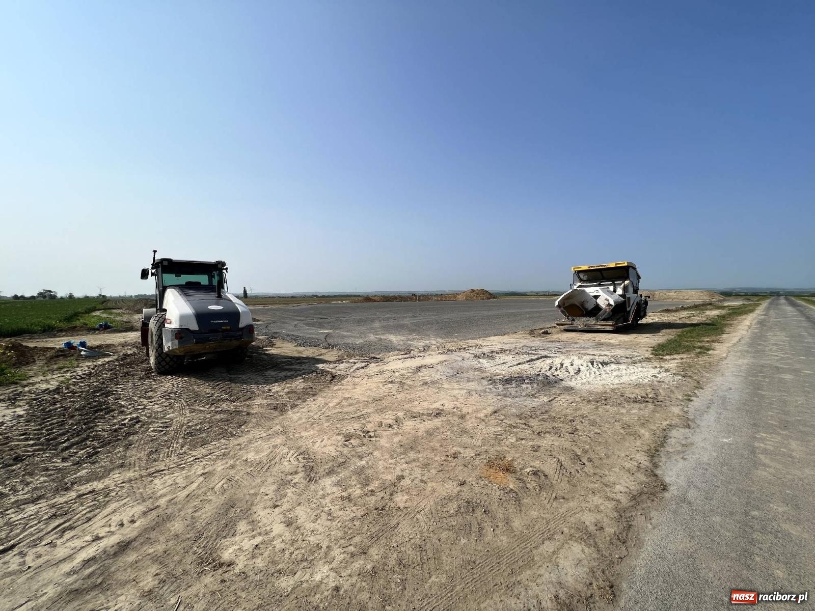 Zdjęcie w galerii na portalu naszraciborz.pl: Przy drodze z Raciborza do Pietrowic Wielkich trwa budowa wiadomości z regionu