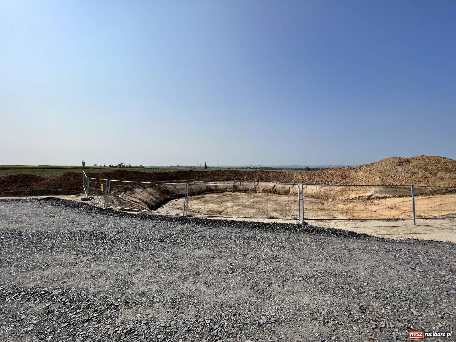 Zdjęcie w galerii na portalu naszraciborz.pl: Przy drodze z Raciborza do Pietrowic Wielkich trwa budowa wiadomości z regionu