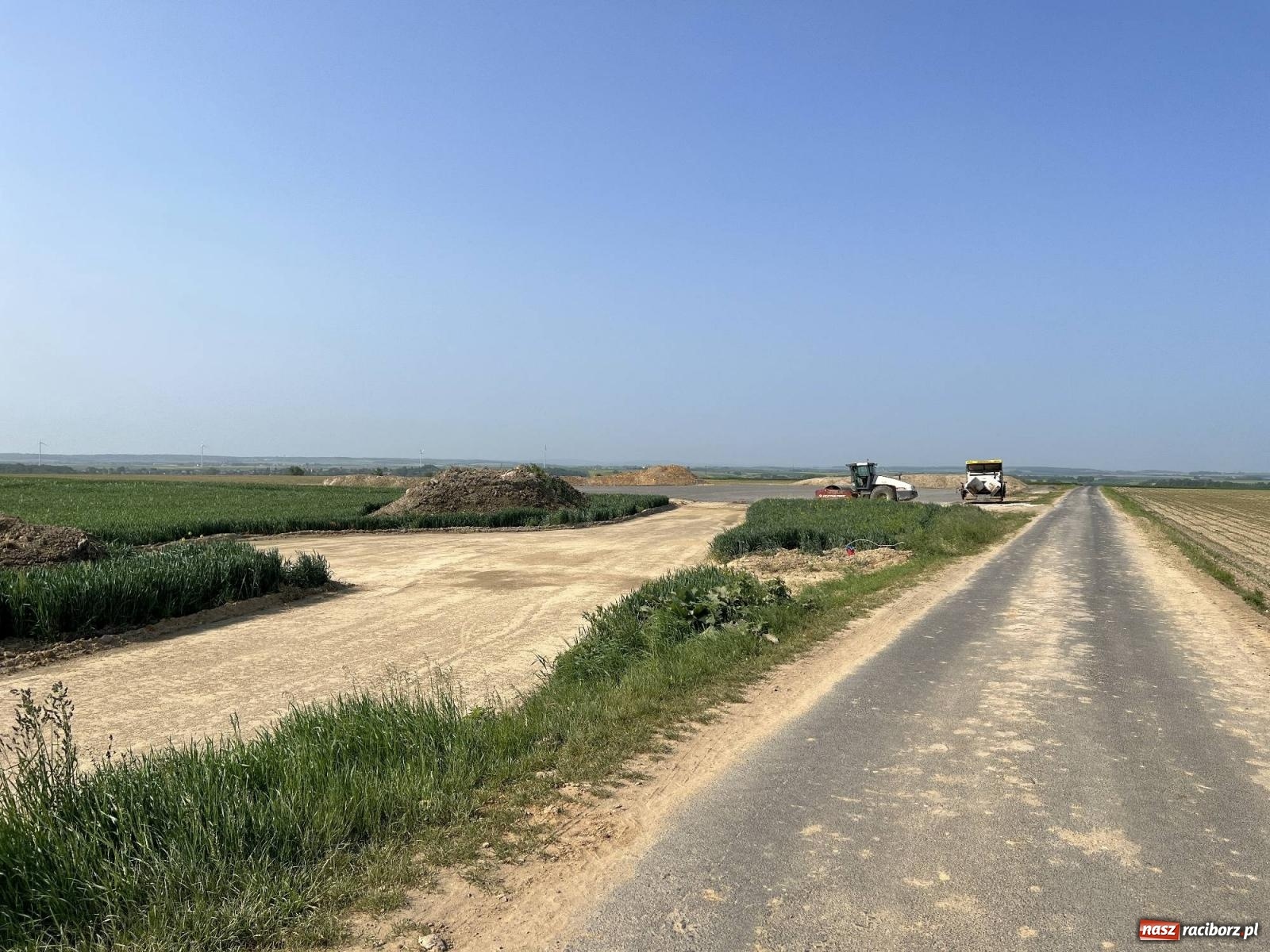 Zdjęcie w galerii na portalu naszraciborz.pl: Przy drodze z Raciborza do Pietrowic Wielkich trwa budowa wiadomości z regionu