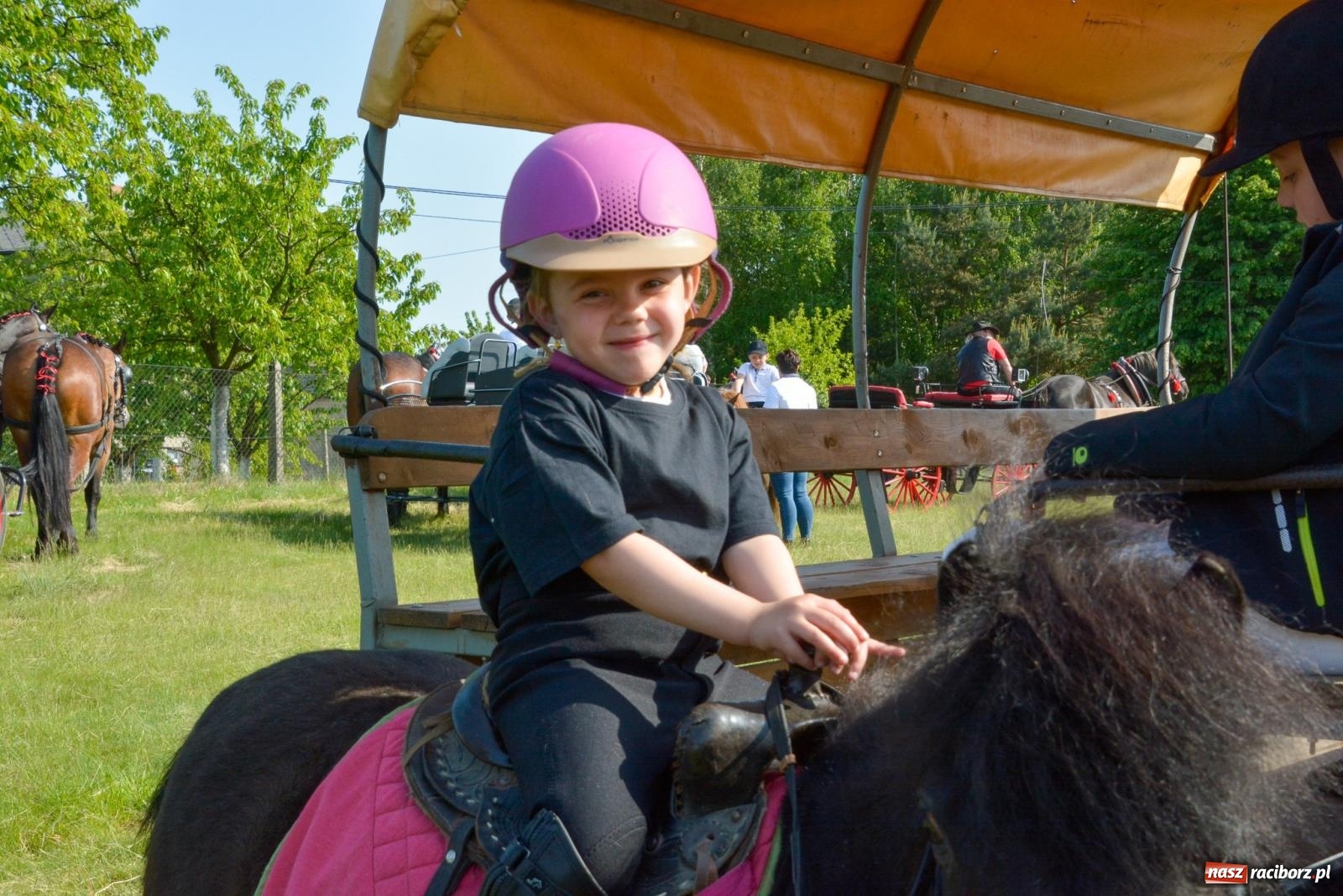 Zdjęcie w galerii na portalu naszraciborz.pl: Przez pola bryczką i wierzchem. Procesja na św. Urbana w Kobyli [FOTO i WIDEO] wiadomości z regionu