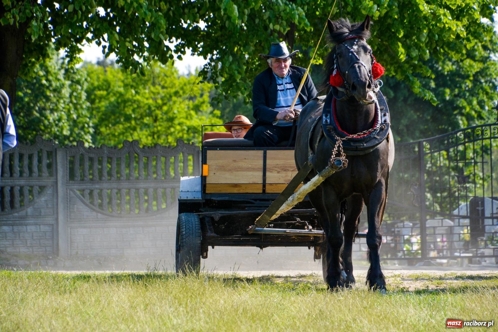 Zdjęcie w galerii na portalu naszraciborz.pl: Przez pola bryczką i wierzchem. Procesja na św. Urbana w Kobyli [FOTO i WIDEO] wiadomości z regionu