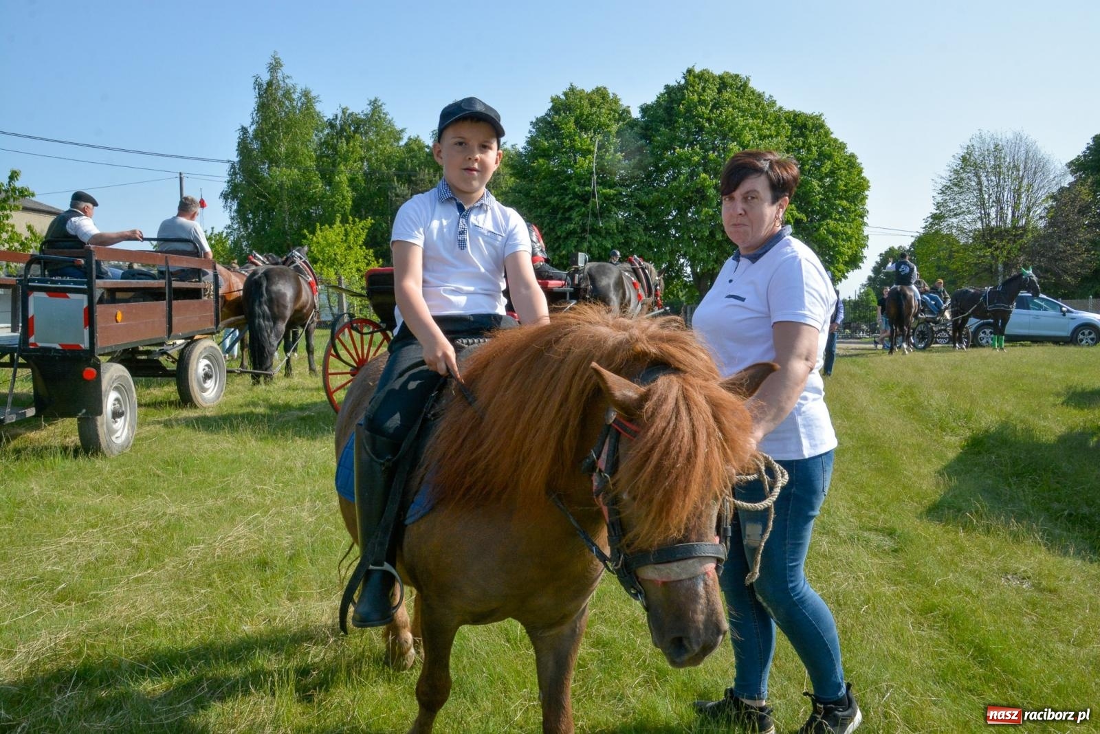Zdjęcie w galerii na portalu naszraciborz.pl: Przez pola bryczką i wierzchem. Procesja na św. Urbana w Kobyli [FOTO i WIDEO] wiadomości z regionu