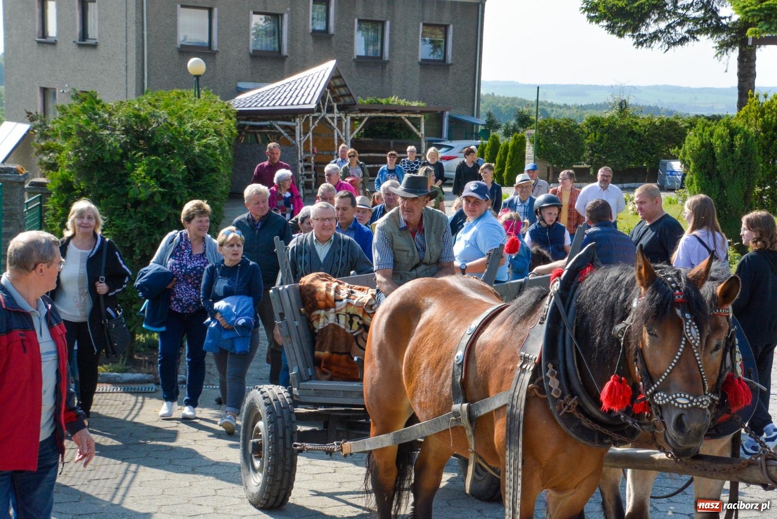 Zdjęcie w galerii na portalu naszraciborz.pl: Przez pola bryczką i wierzchem. Procesja na św. Urbana w Kobyli [FOTO i WIDEO] wiadomości z regionu