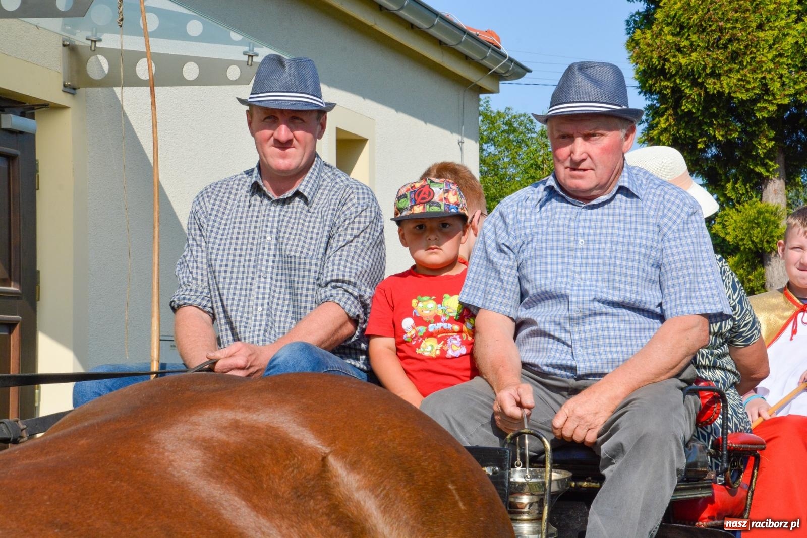Zdjęcie w galerii na portalu naszraciborz.pl: Przez pola bryczką i wierzchem. Procesja na św. Urbana w Kobyli [FOTO i WIDEO] wiadomości z regionu