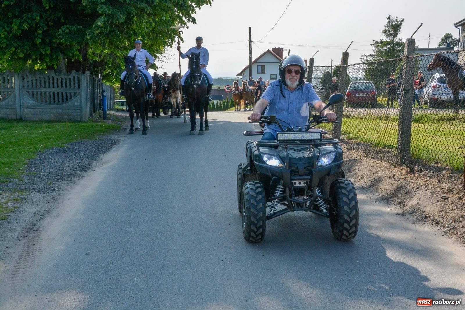 Zdjęcie w galerii na portalu naszraciborz.pl: Przez pola bryczką i wierzchem. Procesja na św. Urbana w Kobyli [FOTO i WIDEO] wiadomości z regionu