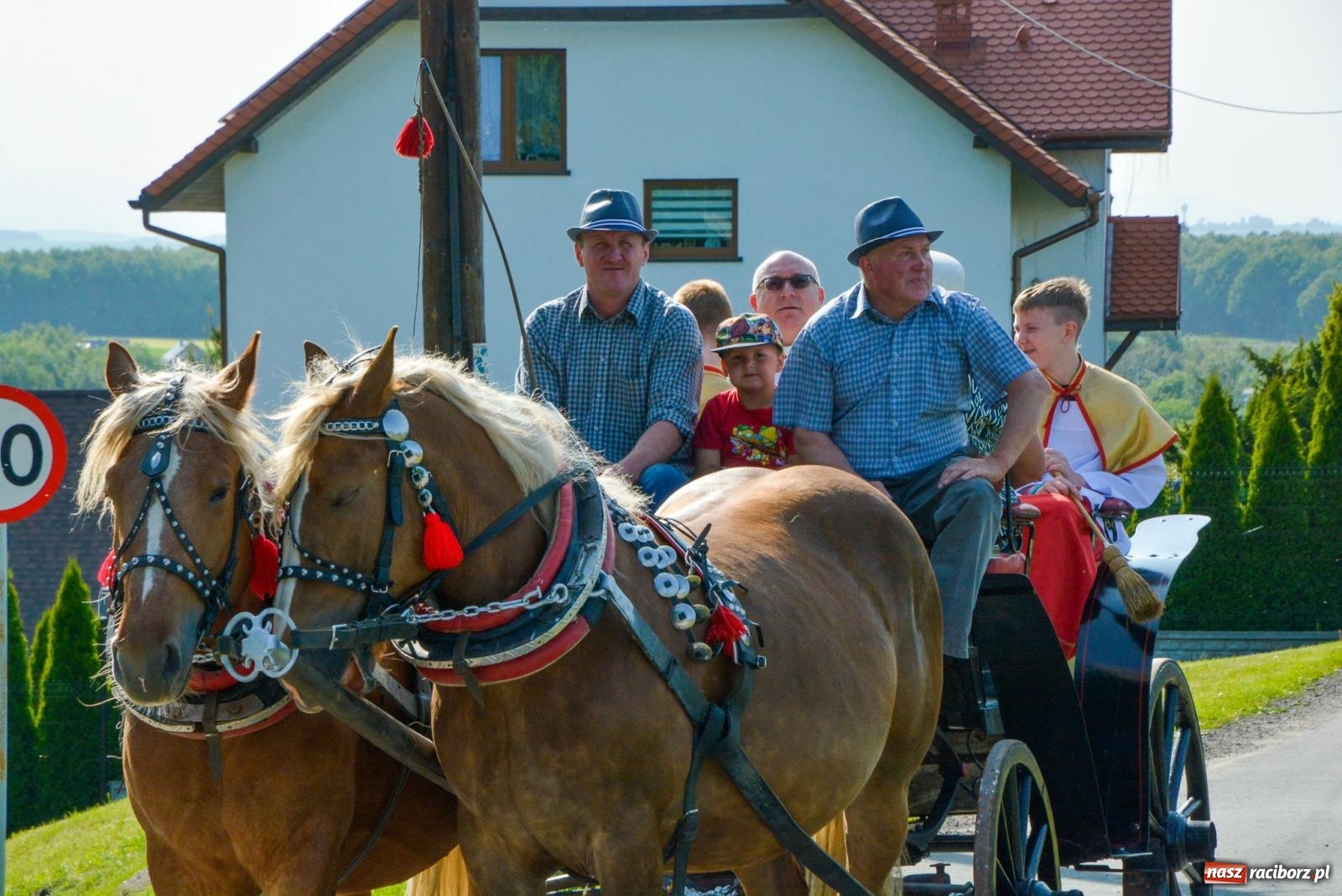 Zdjęcie w galerii na portalu naszraciborz.pl: Przez pola bryczką i wierzchem. Procesja na św. Urbana w Kobyli [FOTO i WIDEO] wiadomości z regionu