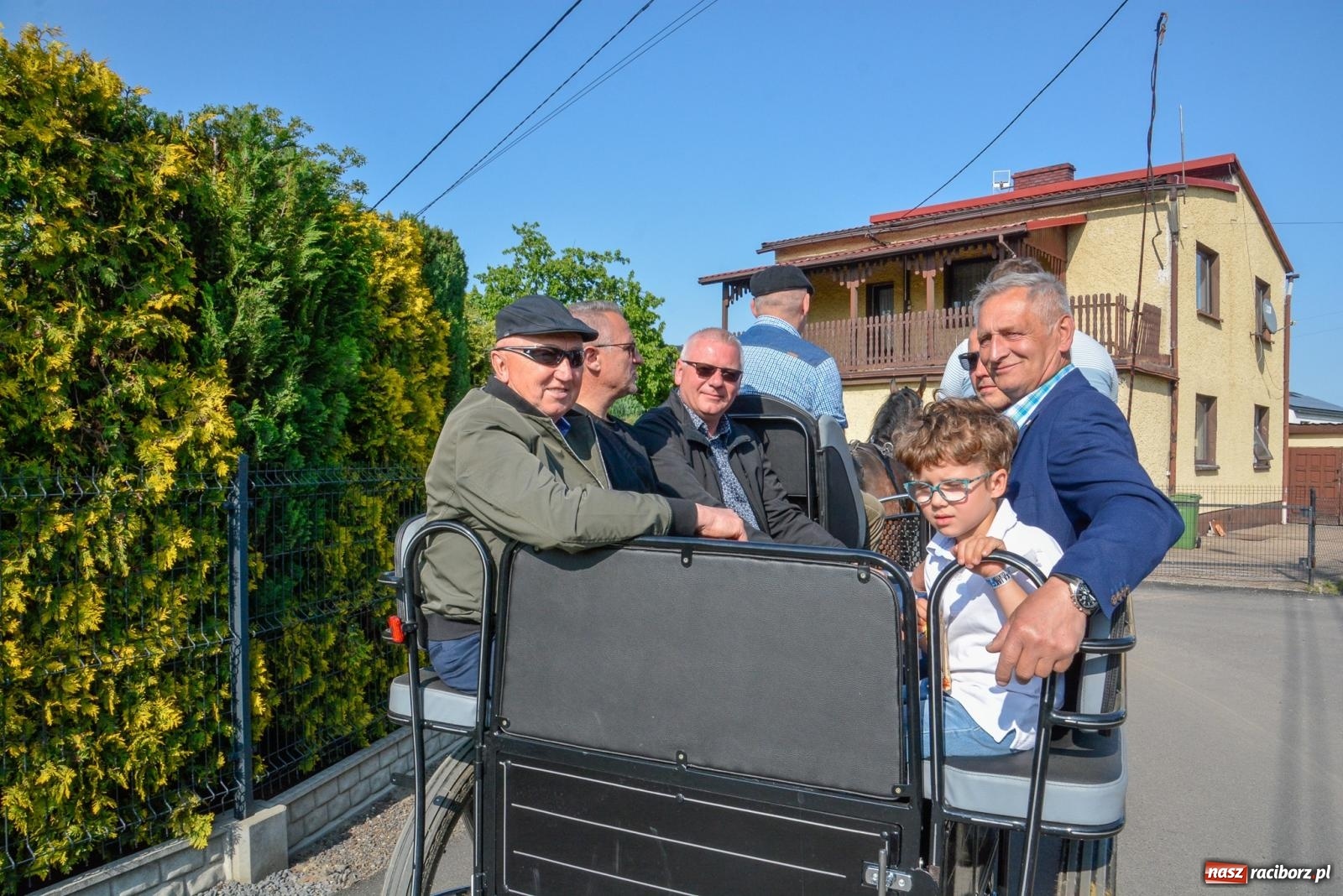 Zdjęcie w galerii na portalu naszraciborz.pl: Przez pola bryczką i wierzchem. Procesja na św. Urbana w Kobyli [FOTO i WIDEO] wiadomości z regionu