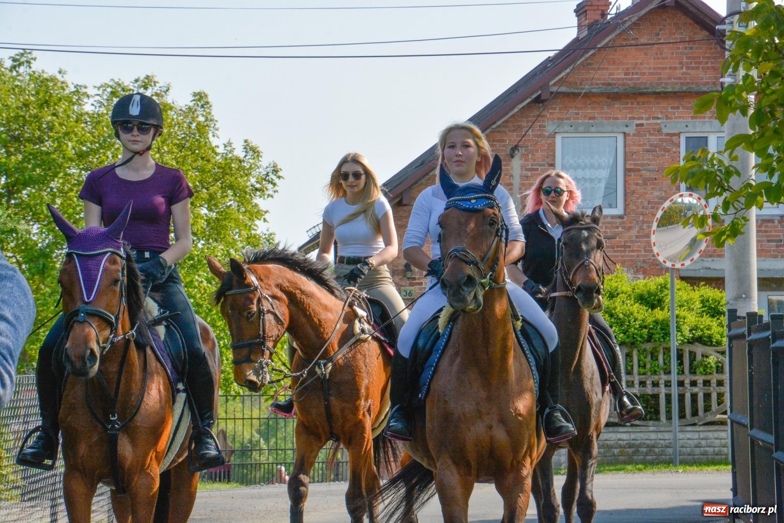 Zdjęcie w galerii na portalu naszraciborz.pl: Przez pola bryczką i wierzchem. Procesja na św. Urbana w Kobyli [FOTO i WIDEO] wiadomości z regionu