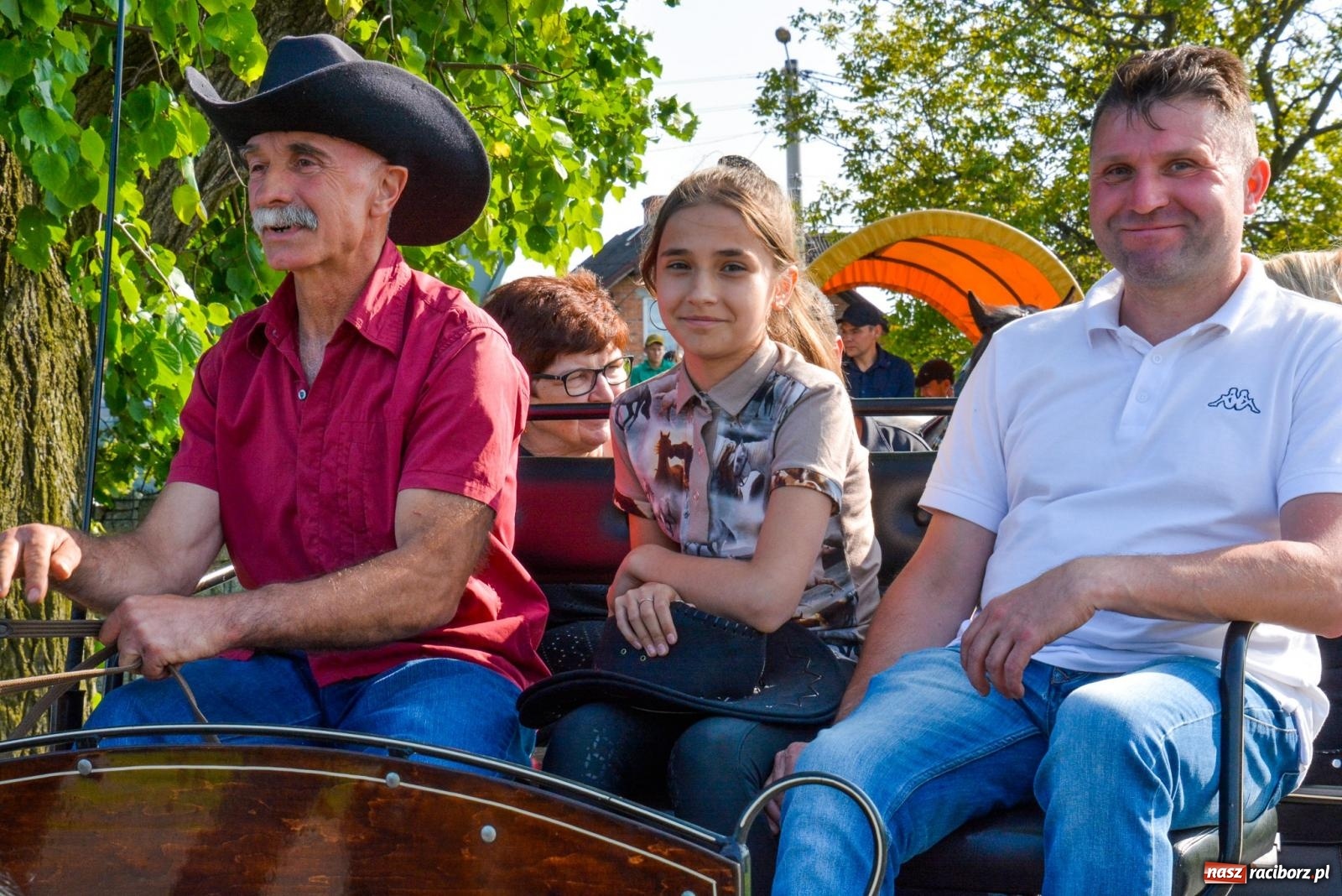 Zdjęcie w galerii na portalu naszraciborz.pl: Przez pola bryczką i wierzchem. Procesja na św. Urbana w Kobyli [FOTO i WIDEO] wiadomości z regionu