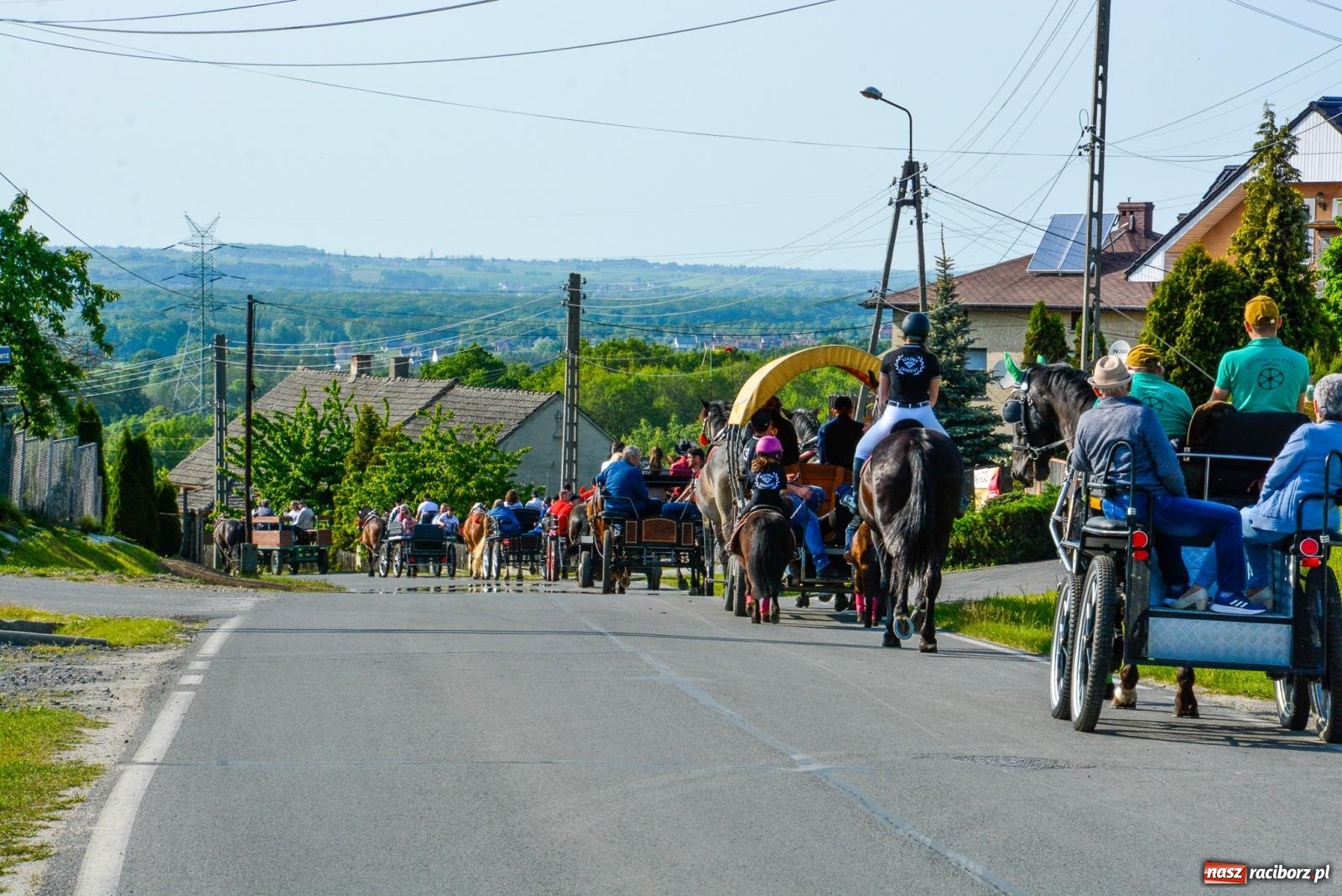 Zdjęcie w galerii na portalu naszraciborz.pl: Przez pola bryczką i wierzchem. Procesja na św. Urbana w Kobyli [FOTO i WIDEO] wiadomości z regionu