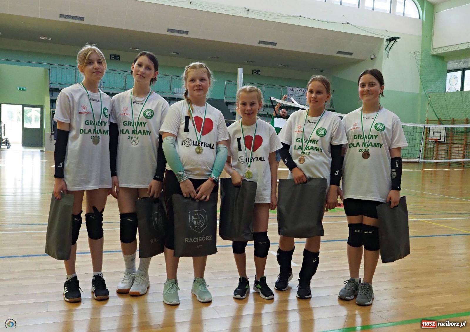Zdjęcie w galerii na portalu naszraciborz.pl: Gramy dla mamy - młodzi siatkarze rywalizowali w arenie przy Łąkowej [FOTO i WIDEO] wiadomości z regionu