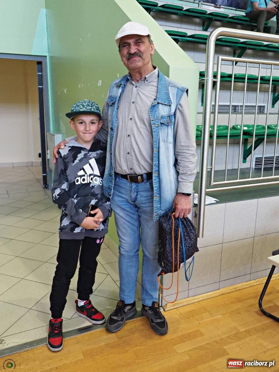 Zdjęcie w galerii na portalu naszraciborz.pl: Gramy dla mamy - młodzi siatkarze rywalizowali w arenie przy Łąkowej [FOTO i WIDEO] wiadomości z regionu