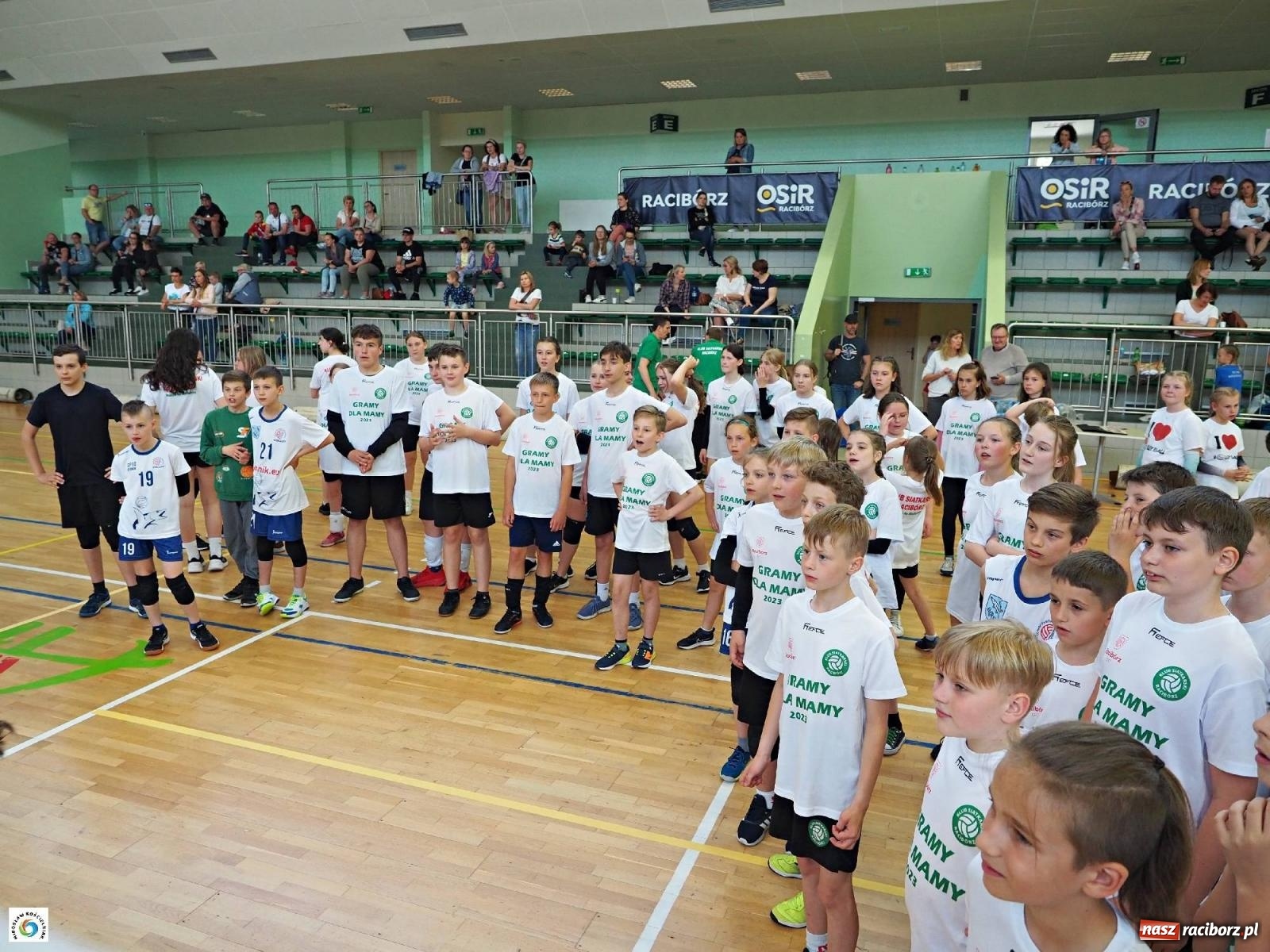 Zdjęcie w galerii na portalu naszraciborz.pl: Gramy dla mamy - młodzi siatkarze rywalizowali w arenie przy Łąkowej [FOTO i WIDEO] wiadomości z regionu
