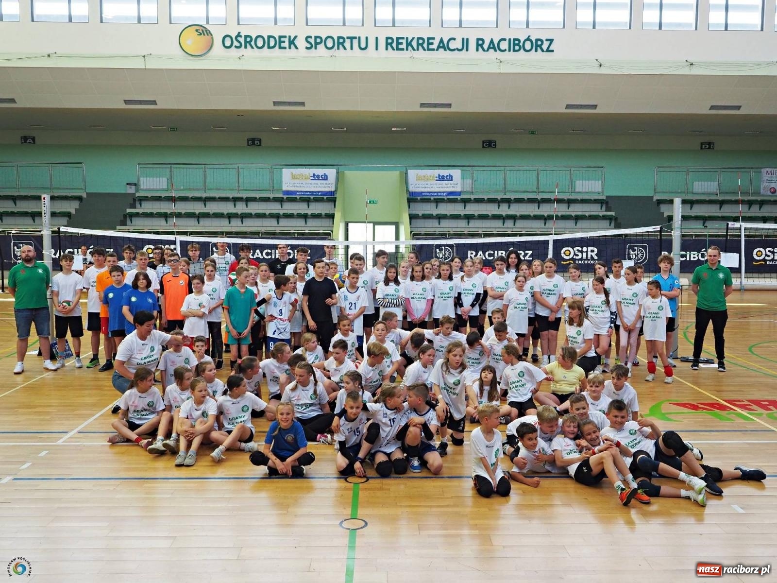 Zdjęcie w galerii na portalu naszraciborz.pl: Gramy dla mamy - młodzi siatkarze rywalizowali w arenie przy Łąkowej [FOTO i WIDEO] wiadomości z regionu