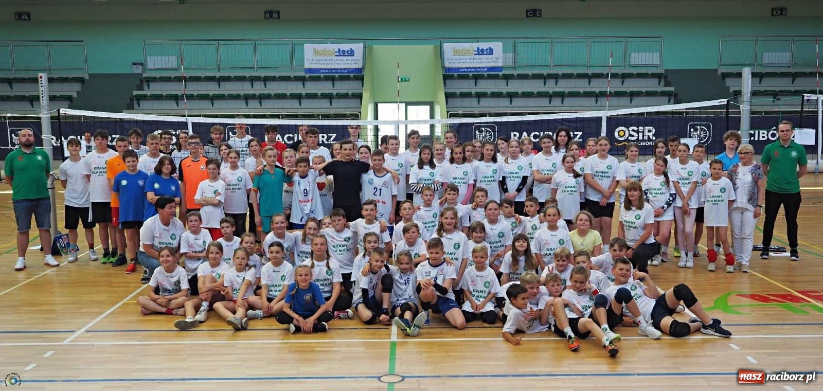 Zdjęcie w galerii na portalu naszraciborz.pl: Gramy dla mamy - młodzi siatkarze rywalizowali w arenie przy Łąkowej [FOTO i WIDEO] wiadomości z regionu