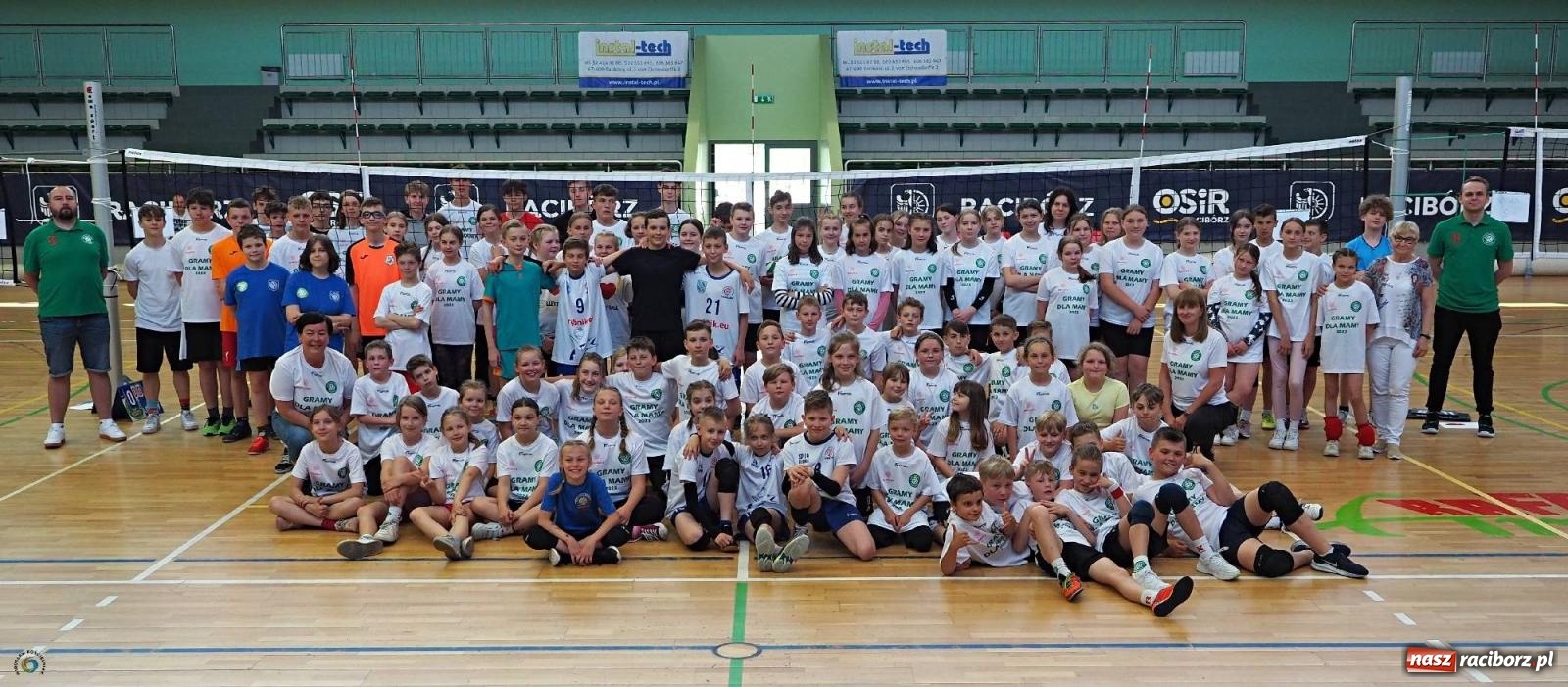 Zdjęcie w galerii na portalu naszraciborz.pl: Gramy dla mamy - młodzi siatkarze rywalizowali w arenie przy Łąkowej [FOTO i WIDEO] wiadomości z regionu