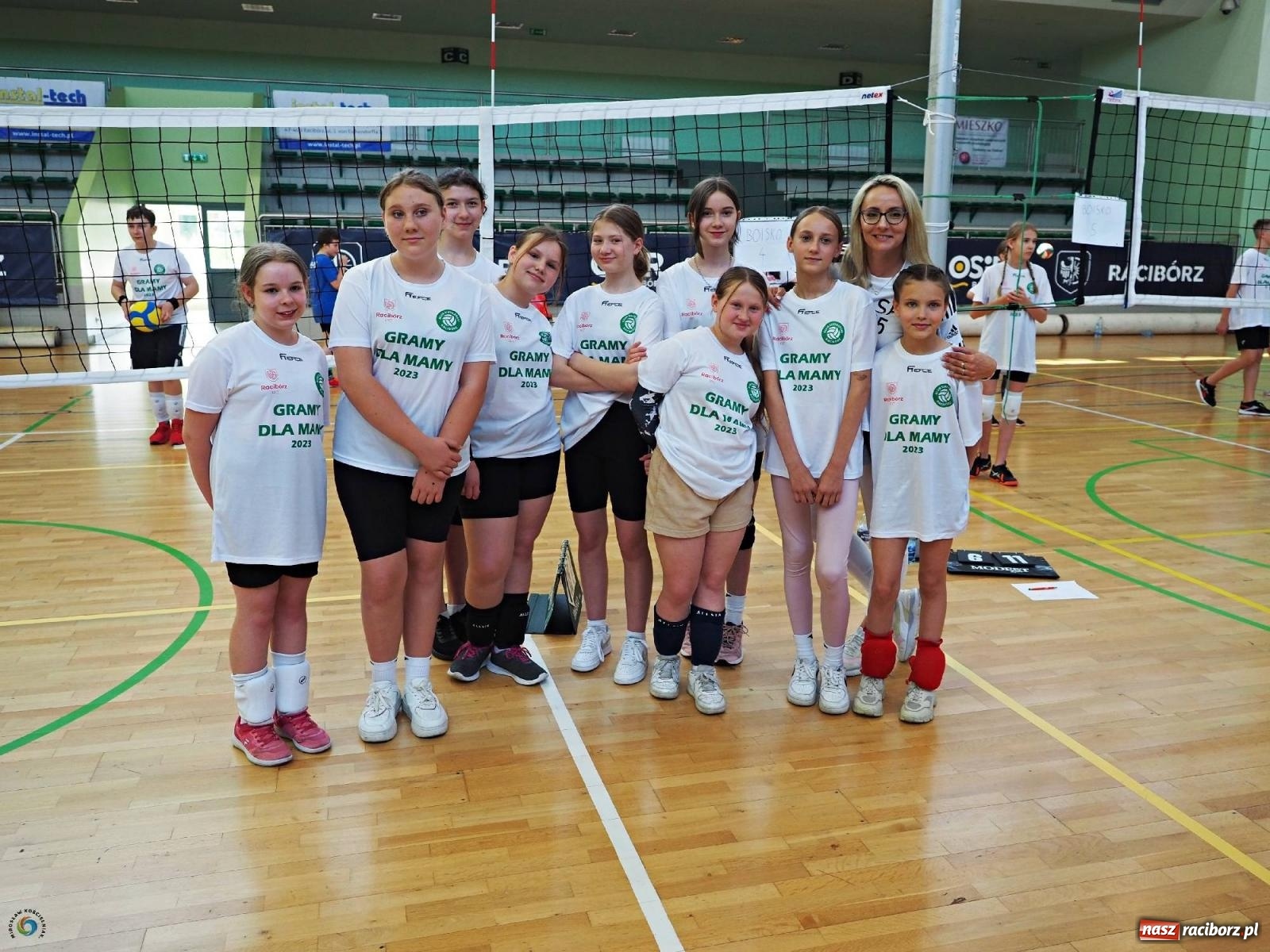 Zdjęcie w galerii na portalu naszraciborz.pl: Gramy dla mamy - młodzi siatkarze rywalizowali w arenie przy Łąkowej [FOTO i WIDEO] wiadomości z regionu