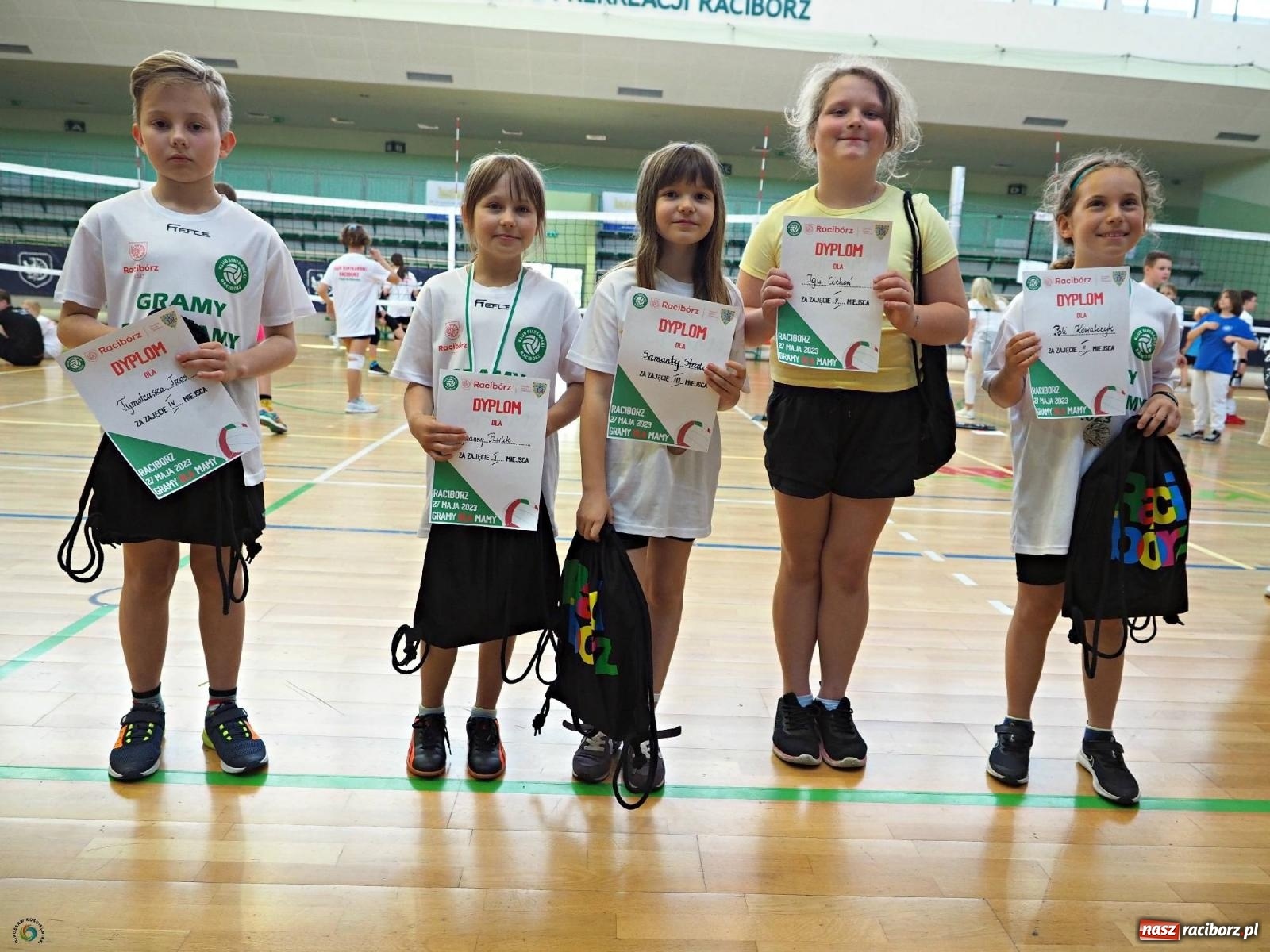 Zdjęcie w galerii na portalu naszraciborz.pl: Gramy dla mamy - młodzi siatkarze rywalizowali w arenie przy Łąkowej [FOTO i WIDEO] wiadomości z regionu