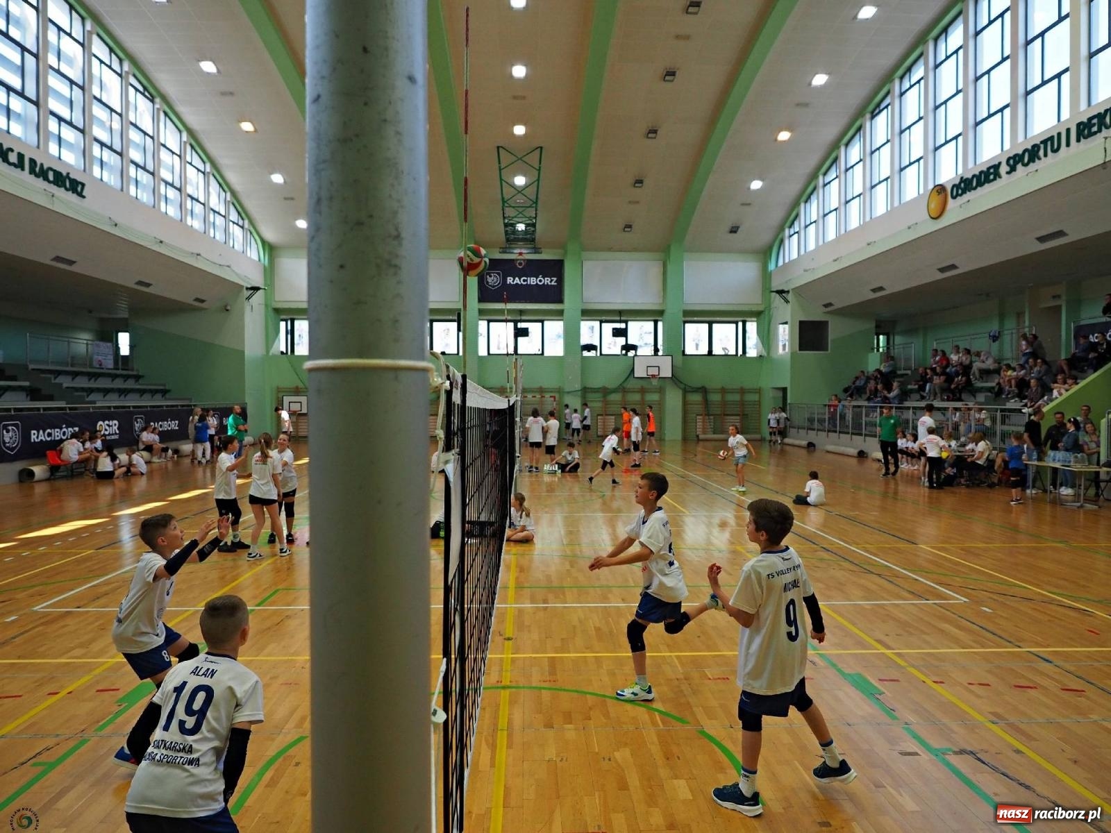 Zdjęcie w galerii na portalu naszraciborz.pl: Gramy dla mamy - młodzi siatkarze rywalizowali w arenie przy Łąkowej [FOTO i WIDEO] wiadomości z regionu