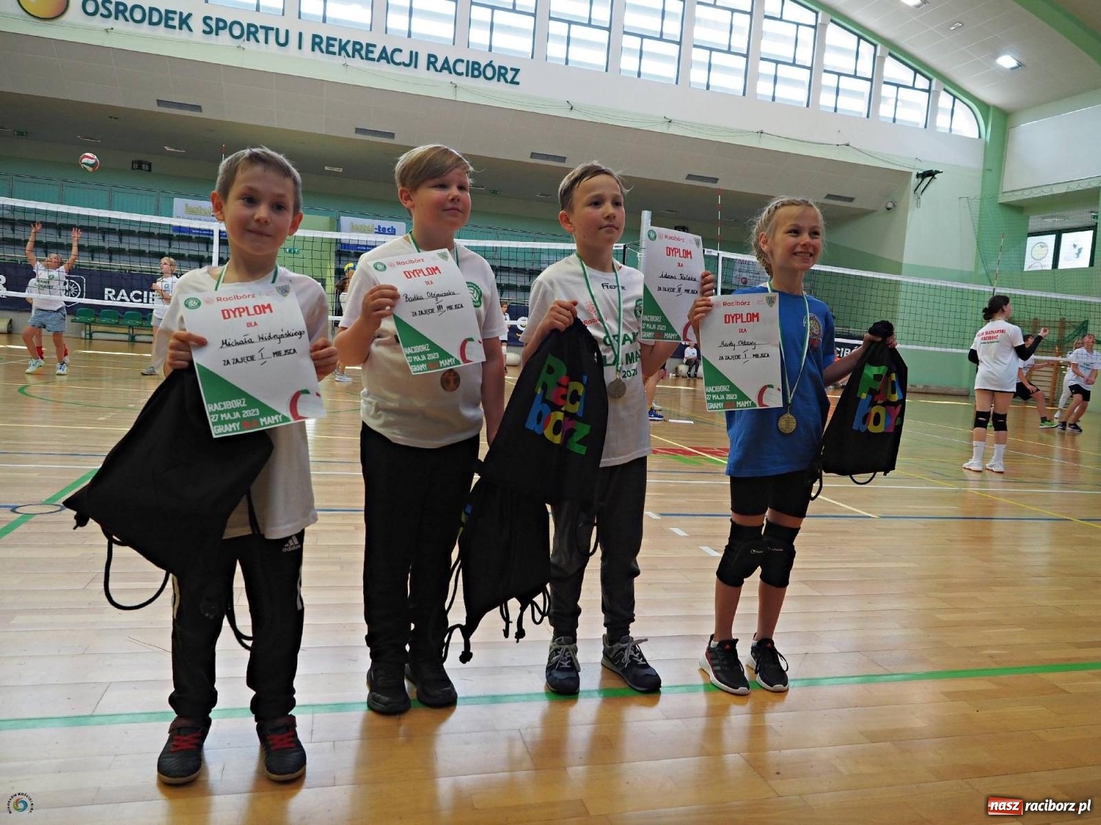 Zdjęcie w galerii na portalu naszraciborz.pl: Gramy dla mamy - młodzi siatkarze rywalizowali w arenie przy Łąkowej [FOTO i WIDEO] wiadomości z regionu