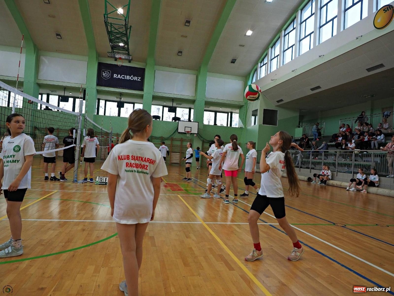 Zdjęcie w galerii na portalu naszraciborz.pl: Gramy dla mamy - młodzi siatkarze rywalizowali w arenie przy Łąkowej [FOTO i WIDEO] wiadomości z regionu
