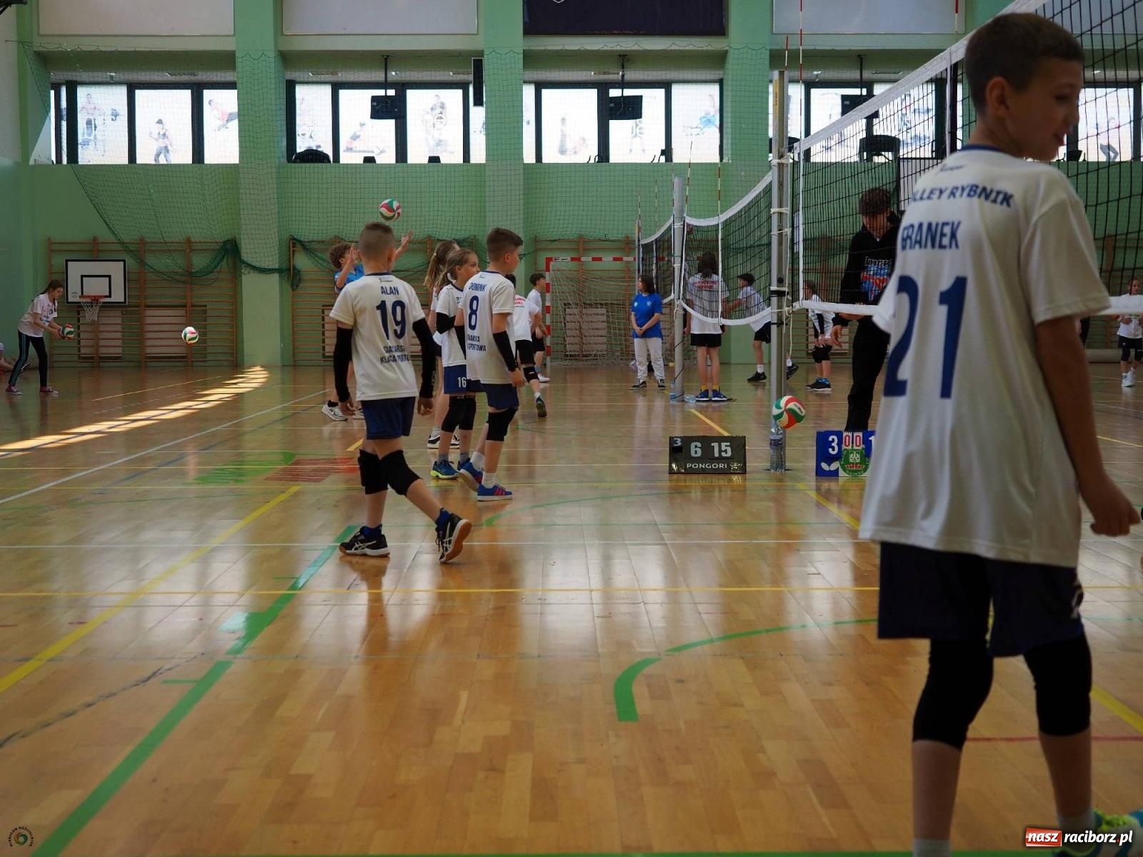 Zdjęcie w galerii na portalu naszraciborz.pl: Gramy dla mamy - młodzi siatkarze rywalizowali w arenie przy Łąkowej [FOTO i WIDEO] wiadomości z regionu