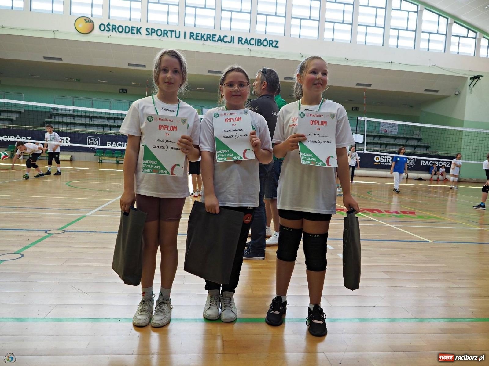 Zdjęcie w galerii na portalu naszraciborz.pl: Gramy dla mamy - młodzi siatkarze rywalizowali w arenie przy Łąkowej [FOTO i WIDEO] wiadomości z regionu