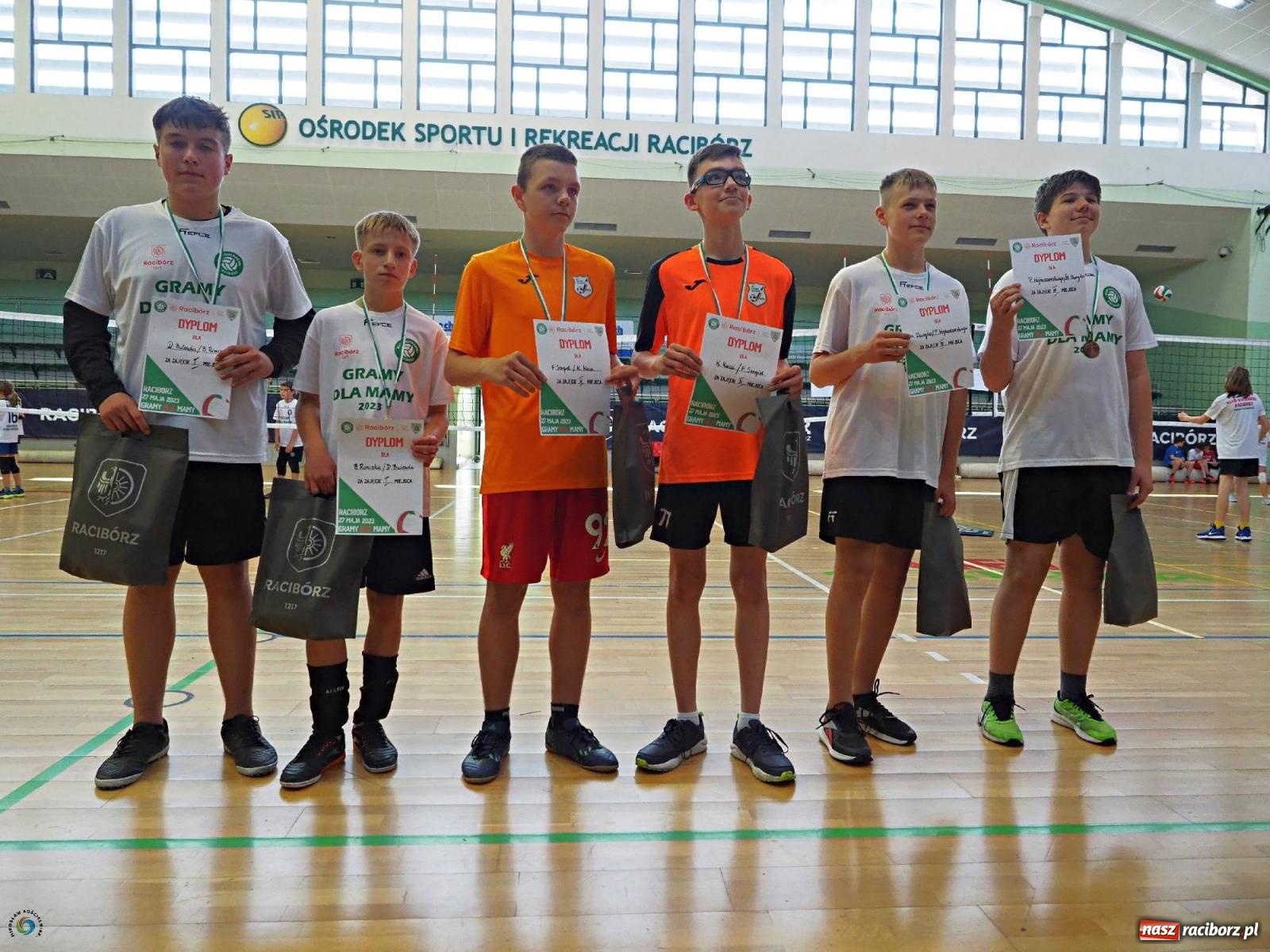 Zdjęcie w galerii na portalu naszraciborz.pl: Gramy dla mamy - młodzi siatkarze rywalizowali w arenie przy Łąkowej [FOTO i WIDEO] wiadomości z regionu