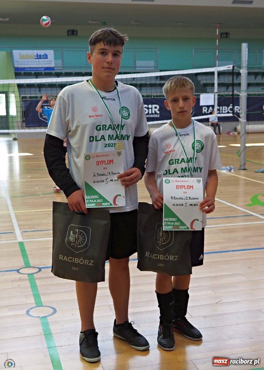Zdjęcie w galerii na portalu naszraciborz.pl: Gramy dla mamy - młodzi siatkarze rywalizowali w arenie przy Łąkowej [FOTO i WIDEO] wiadomości z regionu