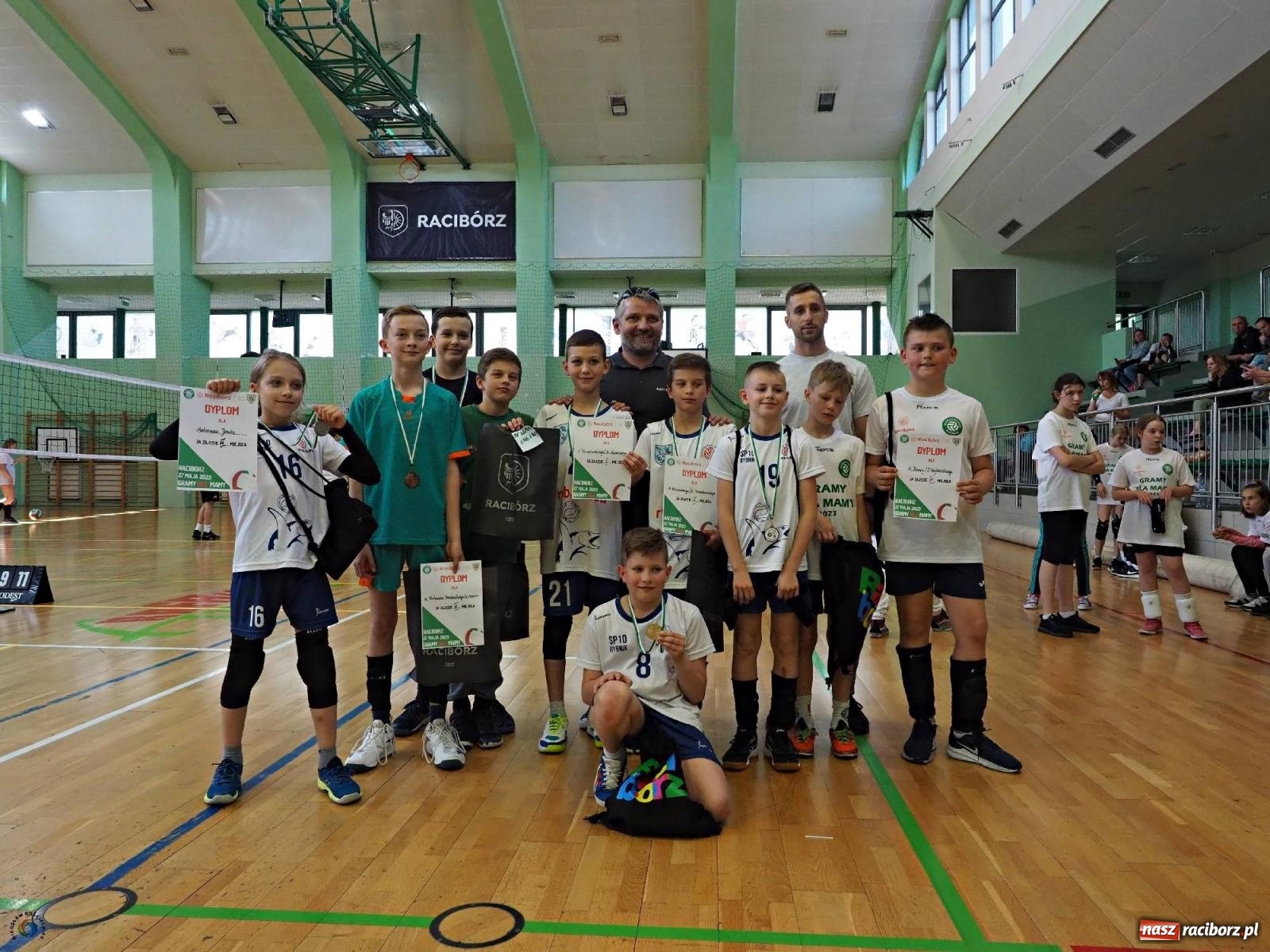 Zdjęcie w galerii na portalu naszraciborz.pl: Gramy dla mamy - młodzi siatkarze rywalizowali w arenie przy Łąkowej [FOTO i WIDEO] wiadomości z regionu