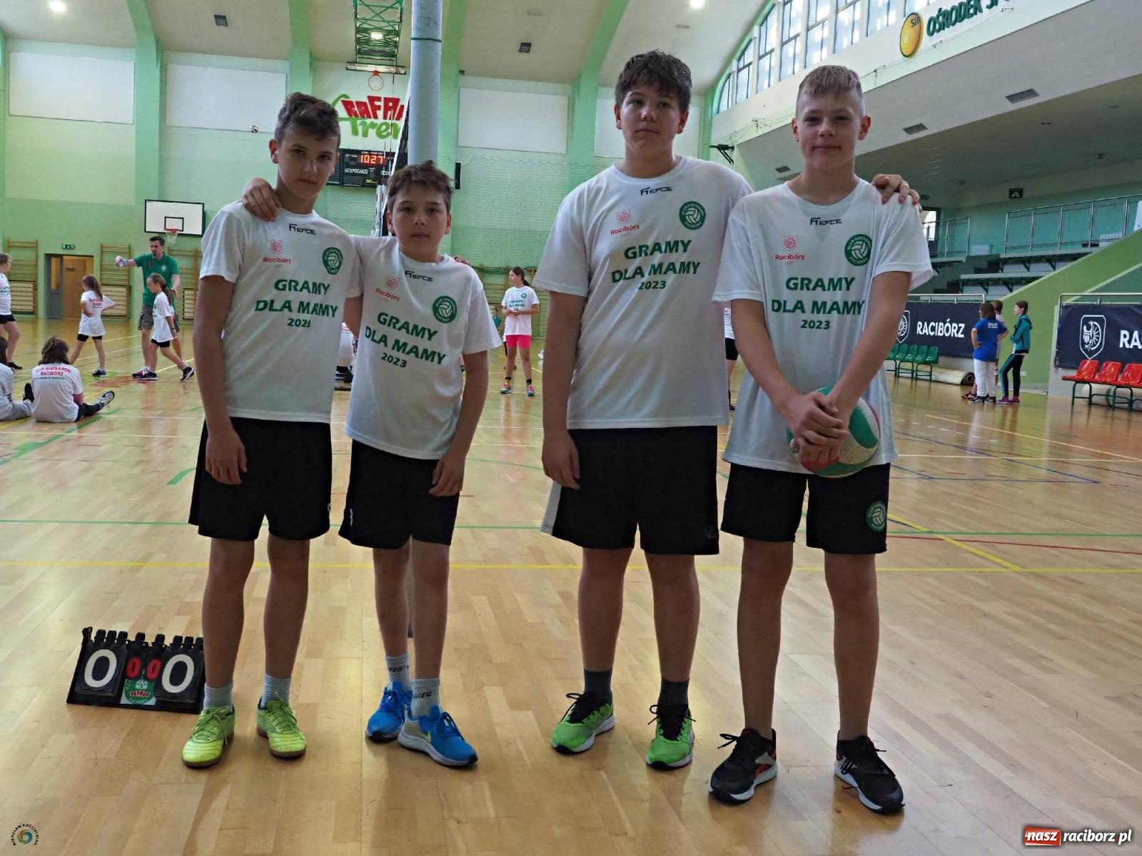 Zdjęcie w galerii na portalu naszraciborz.pl: Gramy dla mamy - młodzi siatkarze rywalizowali w arenie przy Łąkowej [FOTO i WIDEO] wiadomości z regionu