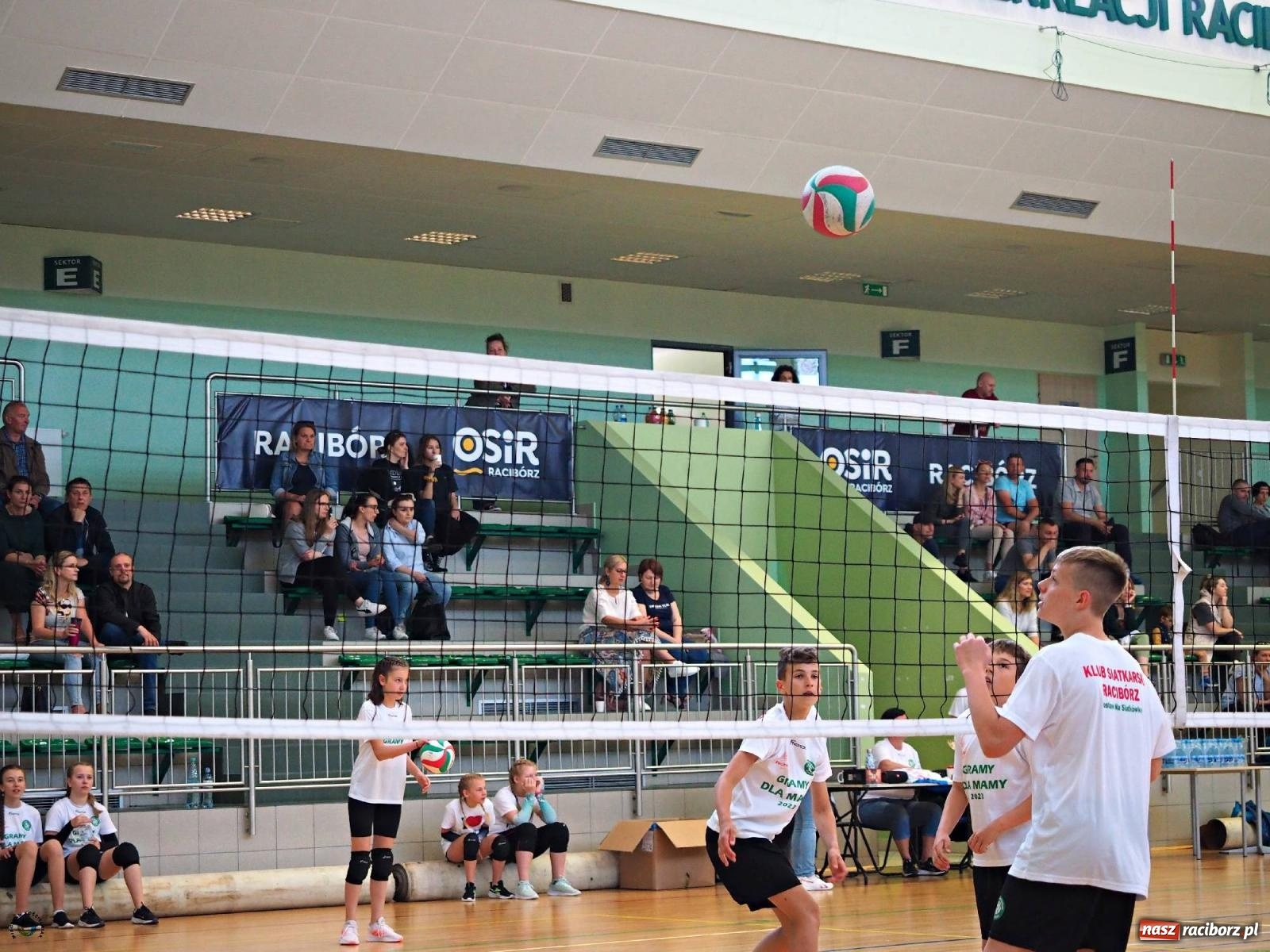 Zdjęcie w galerii na portalu naszraciborz.pl: Gramy dla mamy - młodzi siatkarze rywalizowali w arenie przy Łąkowej [FOTO i WIDEO] wiadomości z regionu
