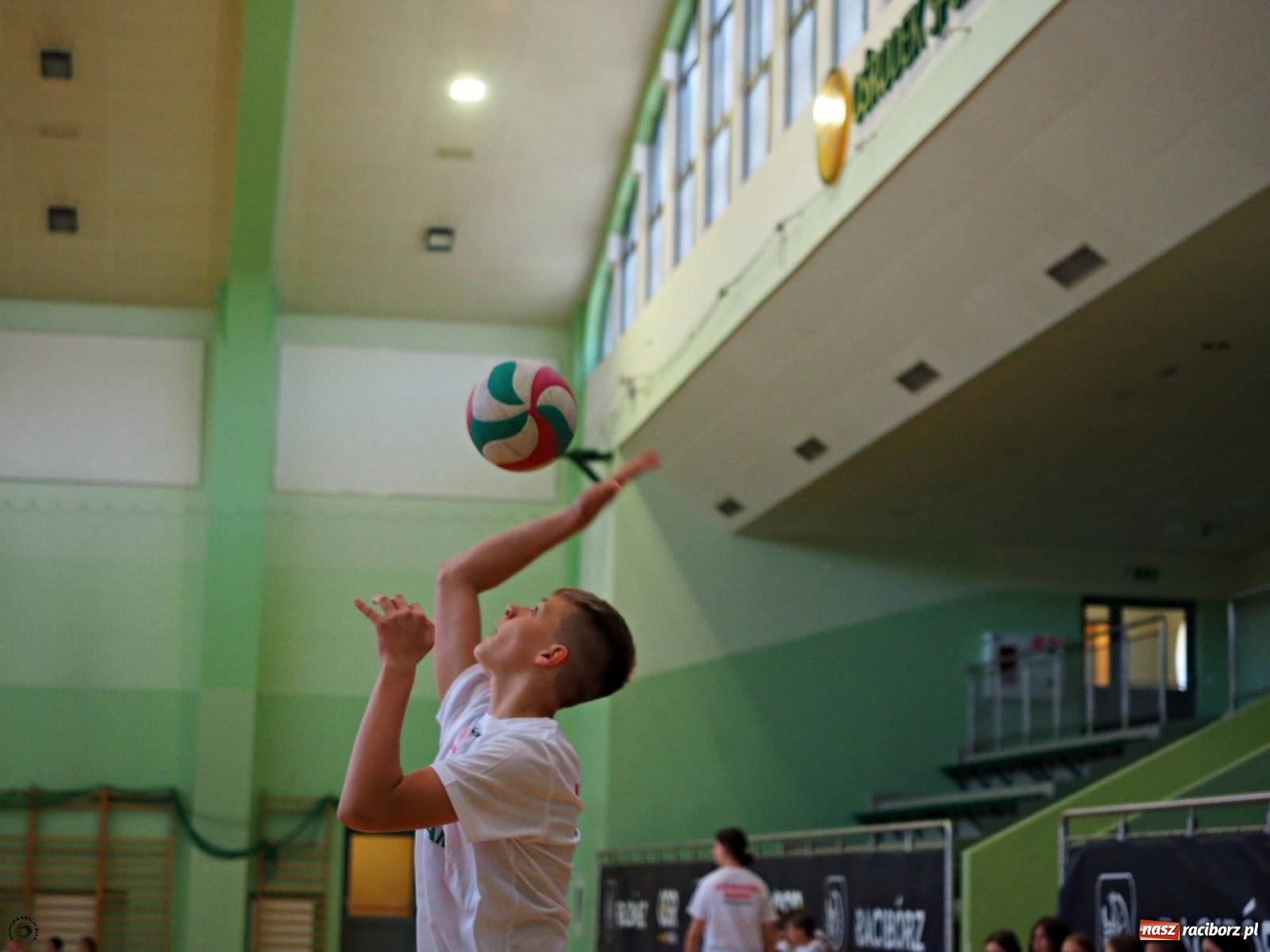 Zdjęcie w galerii na portalu naszraciborz.pl: Gramy dla mamy - młodzi siatkarze rywalizowali w arenie przy Łąkowej [FOTO i WIDEO] wiadomości z regionu