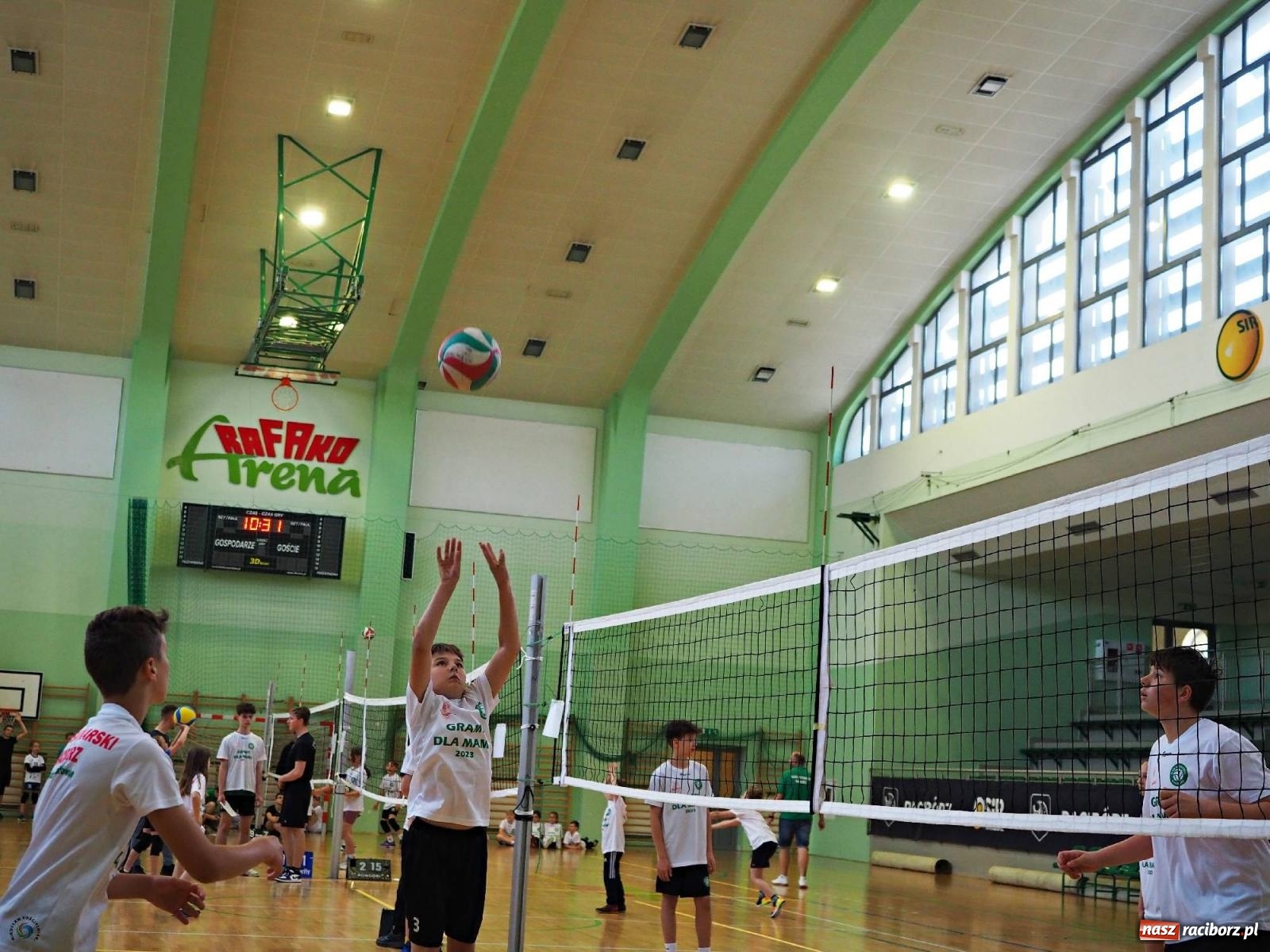 Zdjęcie w galerii na portalu naszraciborz.pl: Gramy dla mamy - młodzi siatkarze rywalizowali w arenie przy Łąkowej [FOTO i WIDEO] wiadomości z regionu