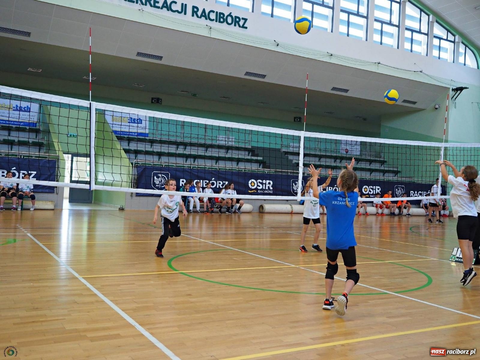 Zdjęcie w galerii na portalu naszraciborz.pl: Gramy dla mamy - młodzi siatkarze rywalizowali w arenie przy Łąkowej [FOTO i WIDEO] wiadomości z regionu