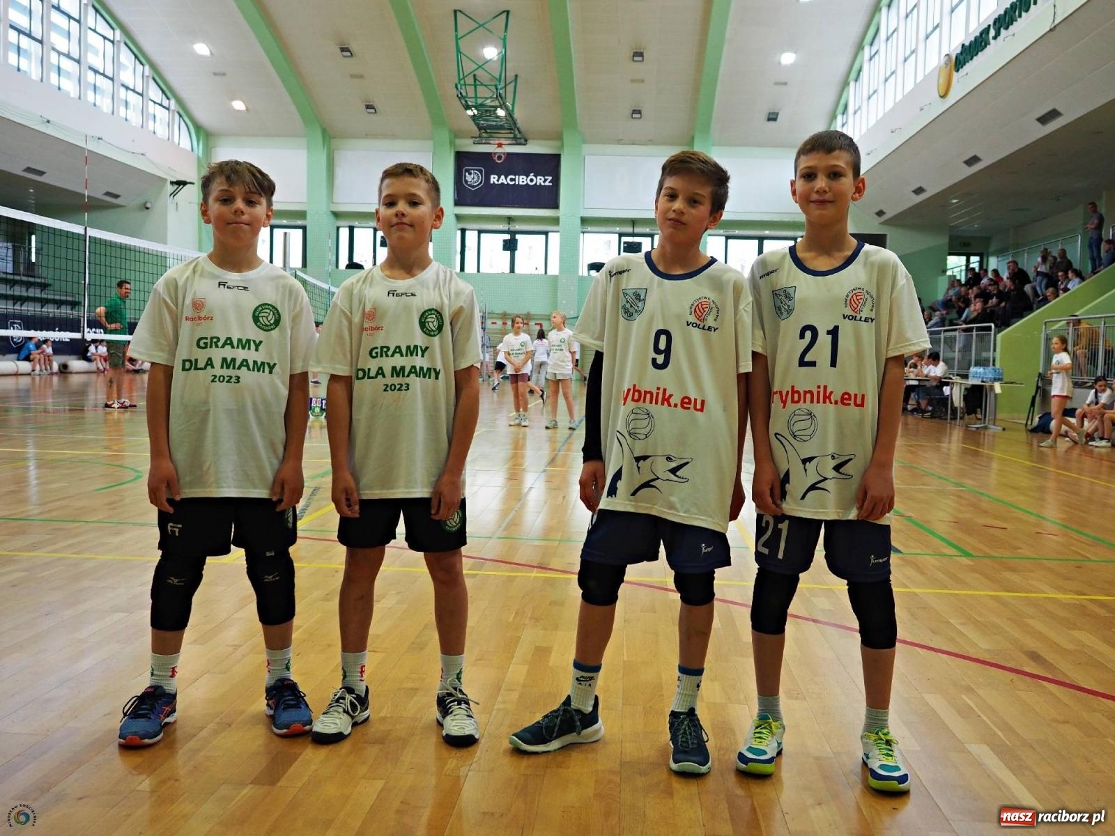 Zdjęcie w galerii na portalu naszraciborz.pl: Gramy dla mamy - młodzi siatkarze rywalizowali w arenie przy Łąkowej [FOTO i WIDEO] wiadomości z regionu