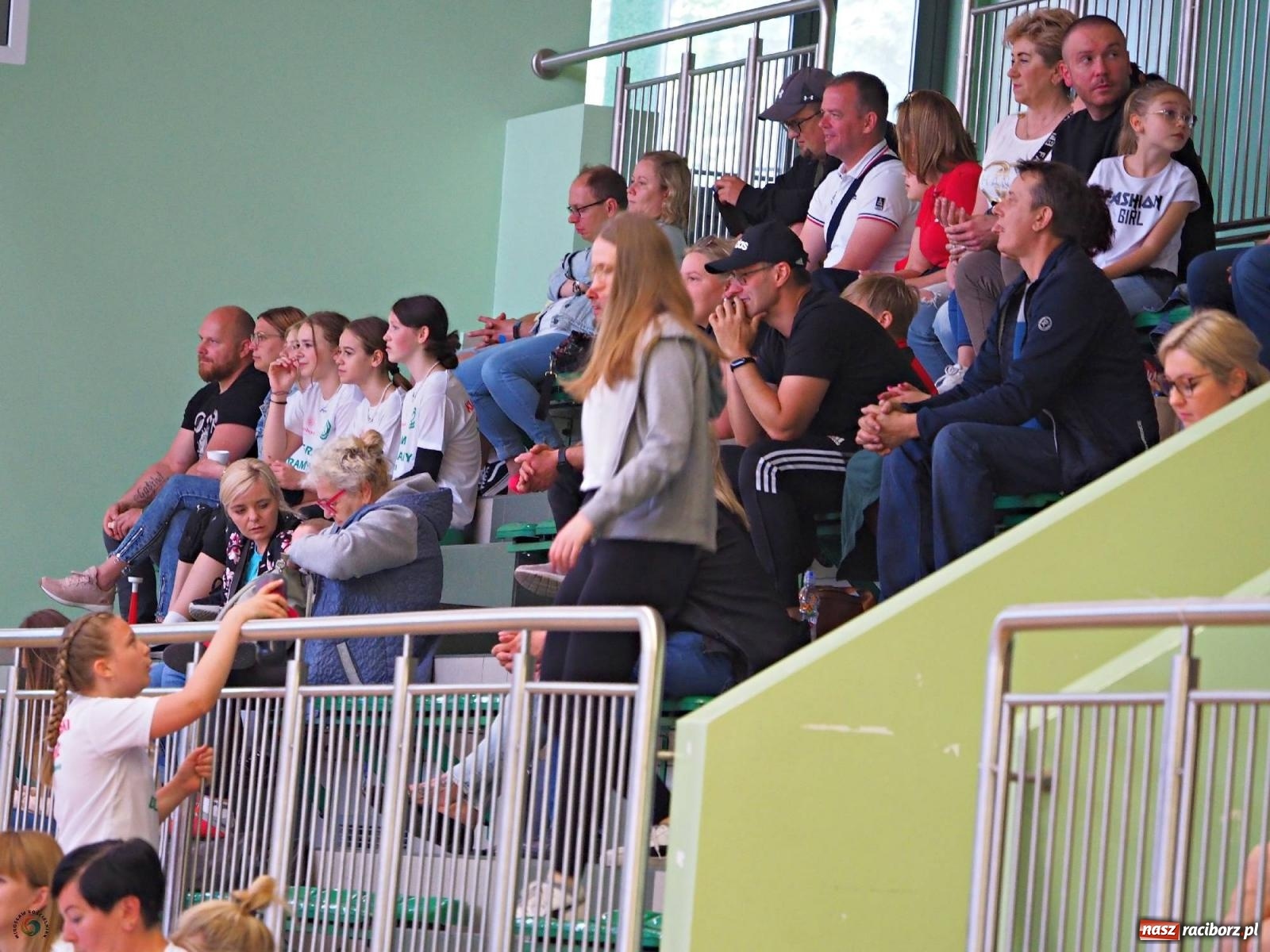 Zdjęcie w galerii na portalu naszraciborz.pl: Gramy dla mamy - młodzi siatkarze rywalizowali w arenie przy Łąkowej [FOTO i WIDEO] wiadomości z regionu