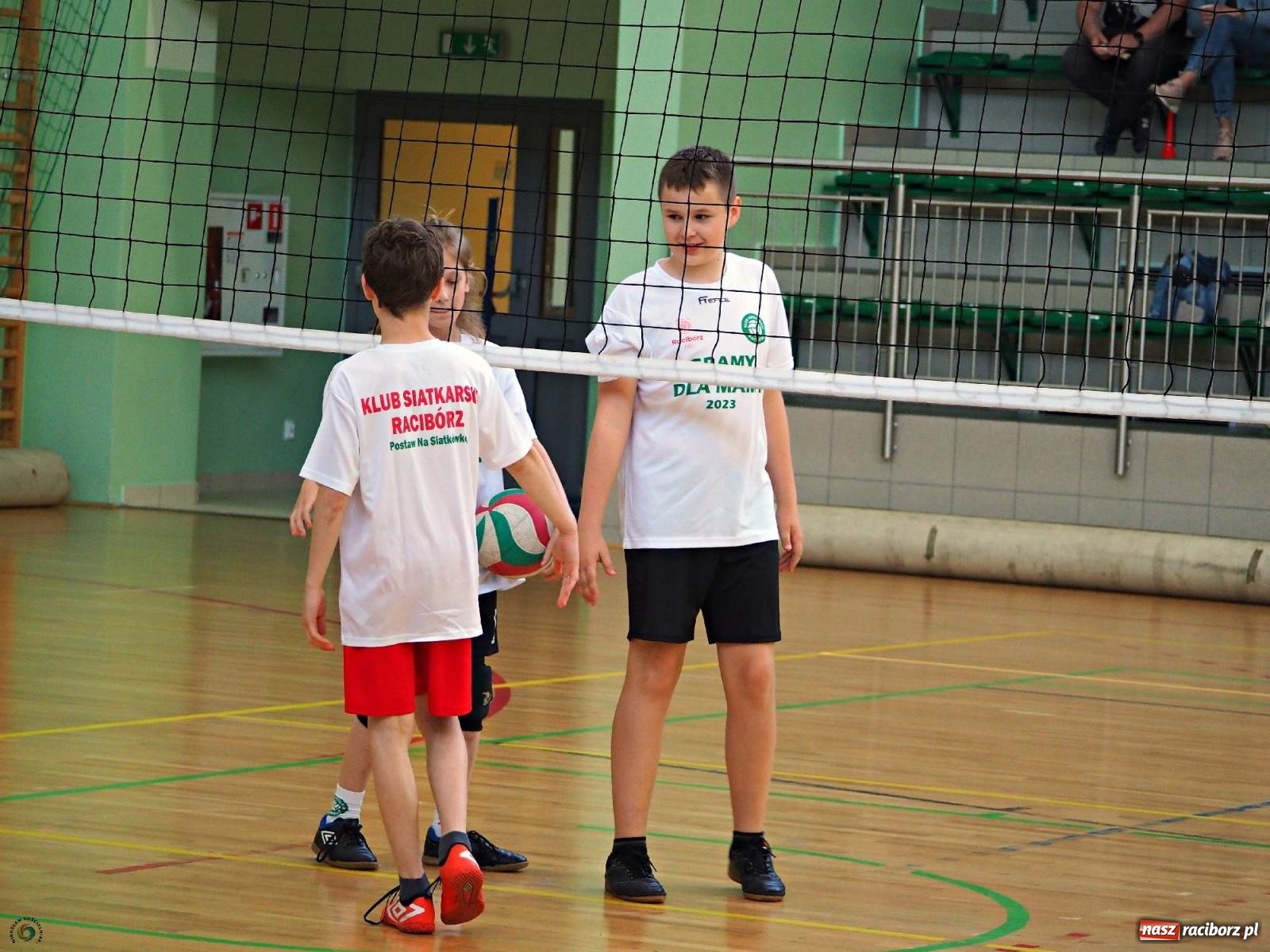 Zdjęcie w galerii na portalu naszraciborz.pl: Gramy dla mamy - młodzi siatkarze rywalizowali w arenie przy Łąkowej [FOTO i WIDEO] wiadomości z regionu