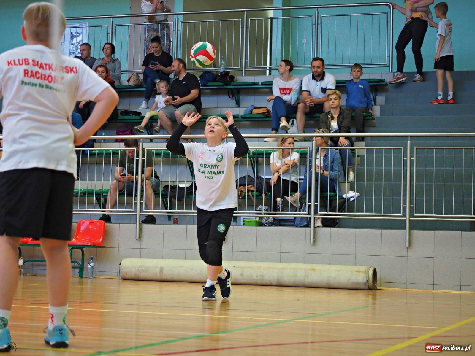 Zdjęcie w galerii na portalu naszraciborz.pl: Gramy dla mamy - młodzi siatkarze rywalizowali w arenie przy Łąkowej [FOTO i WIDEO] wiadomości z regionu