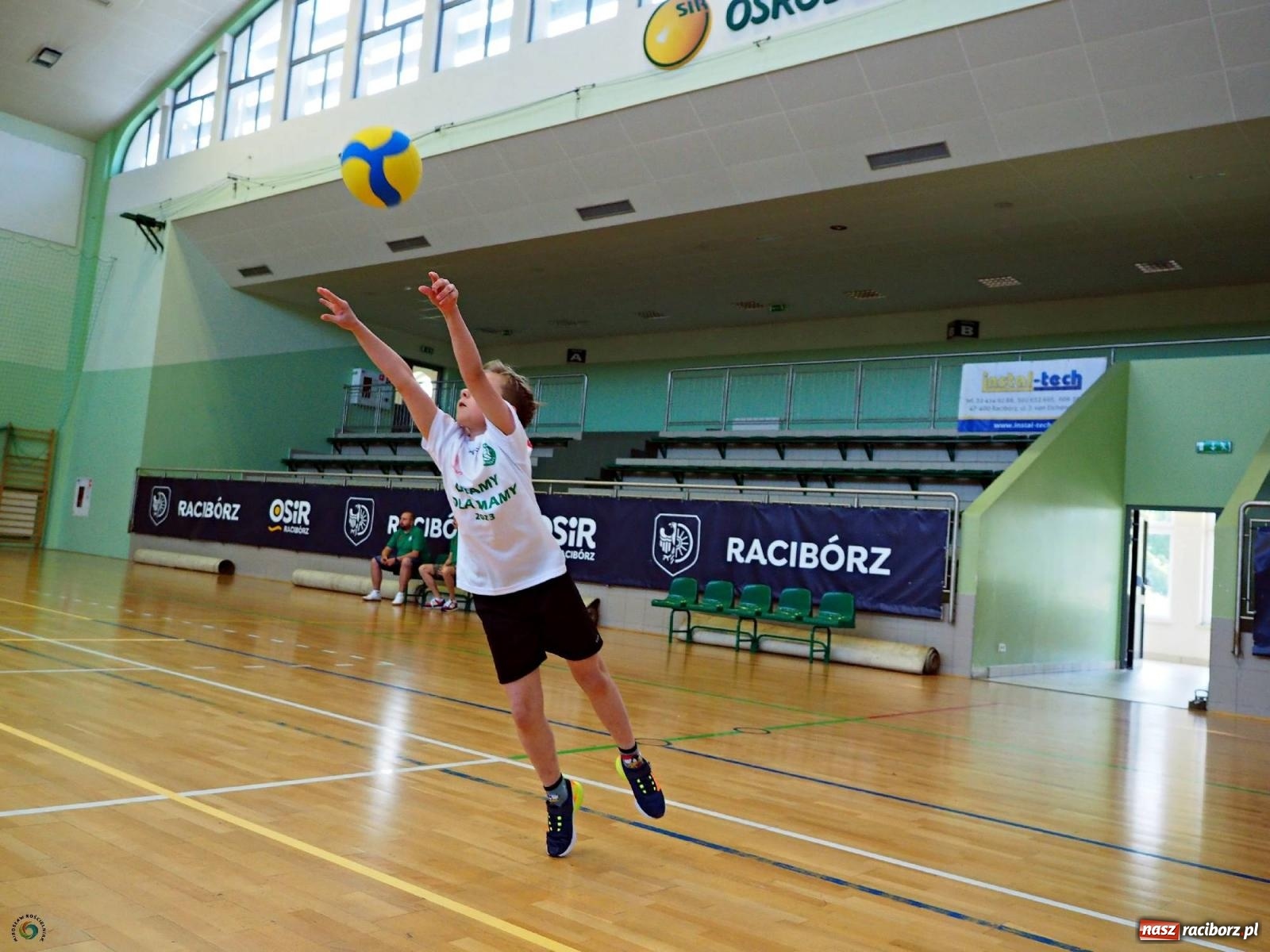 Zdjęcie w galerii na portalu naszraciborz.pl: Gramy dla mamy - młodzi siatkarze rywalizowali w arenie przy Łąkowej [FOTO i WIDEO] wiadomości z regionu