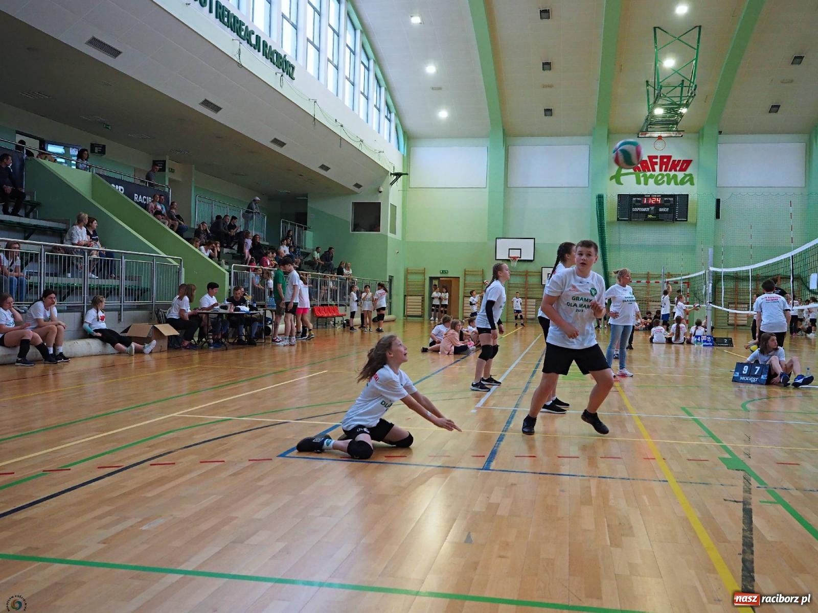 Zdjęcie w galerii na portalu naszraciborz.pl: Gramy dla mamy - młodzi siatkarze rywalizowali w arenie przy Łąkowej [FOTO i WIDEO] wiadomości z regionu