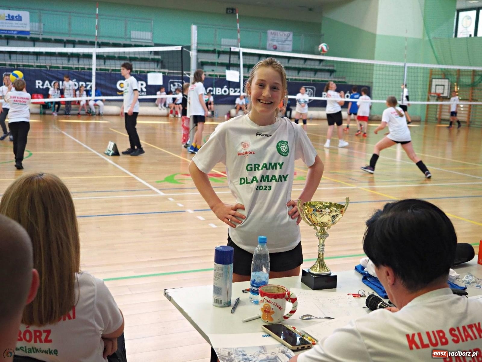Zdjęcie w galerii na portalu naszraciborz.pl: Gramy dla mamy - młodzi siatkarze rywalizowali w arenie przy Łąkowej [FOTO i WIDEO] wiadomości z regionu