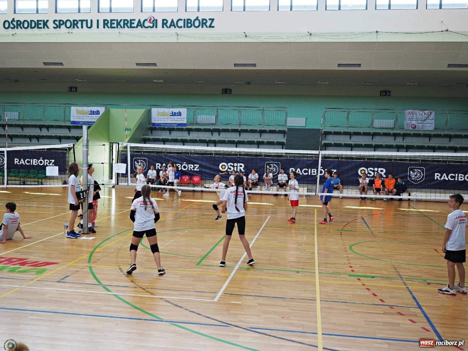 Zdjęcie w galerii na portalu naszraciborz.pl: Gramy dla mamy - młodzi siatkarze rywalizowali w arenie przy Łąkowej [FOTO i WIDEO] wiadomości z regionu