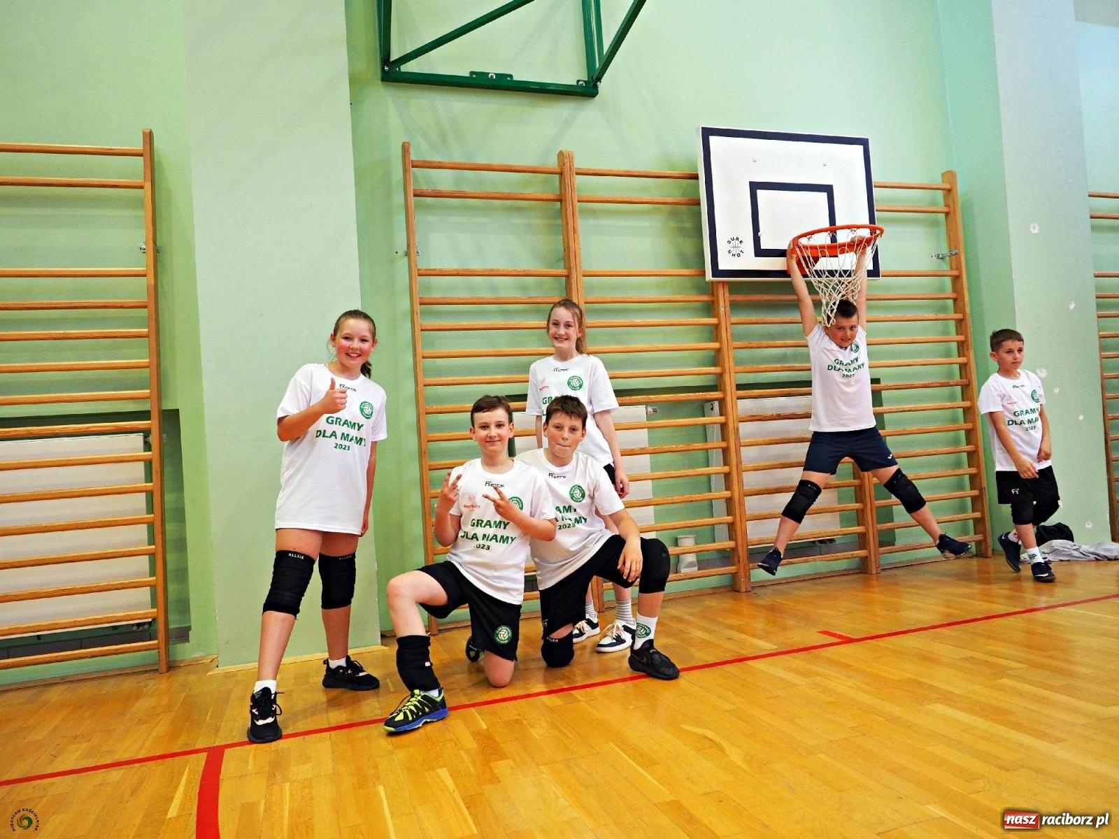 Zdjęcie w galerii na portalu naszraciborz.pl: Gramy dla mamy - młodzi siatkarze rywalizowali w arenie przy Łąkowej [FOTO i WIDEO] wiadomości z regionu