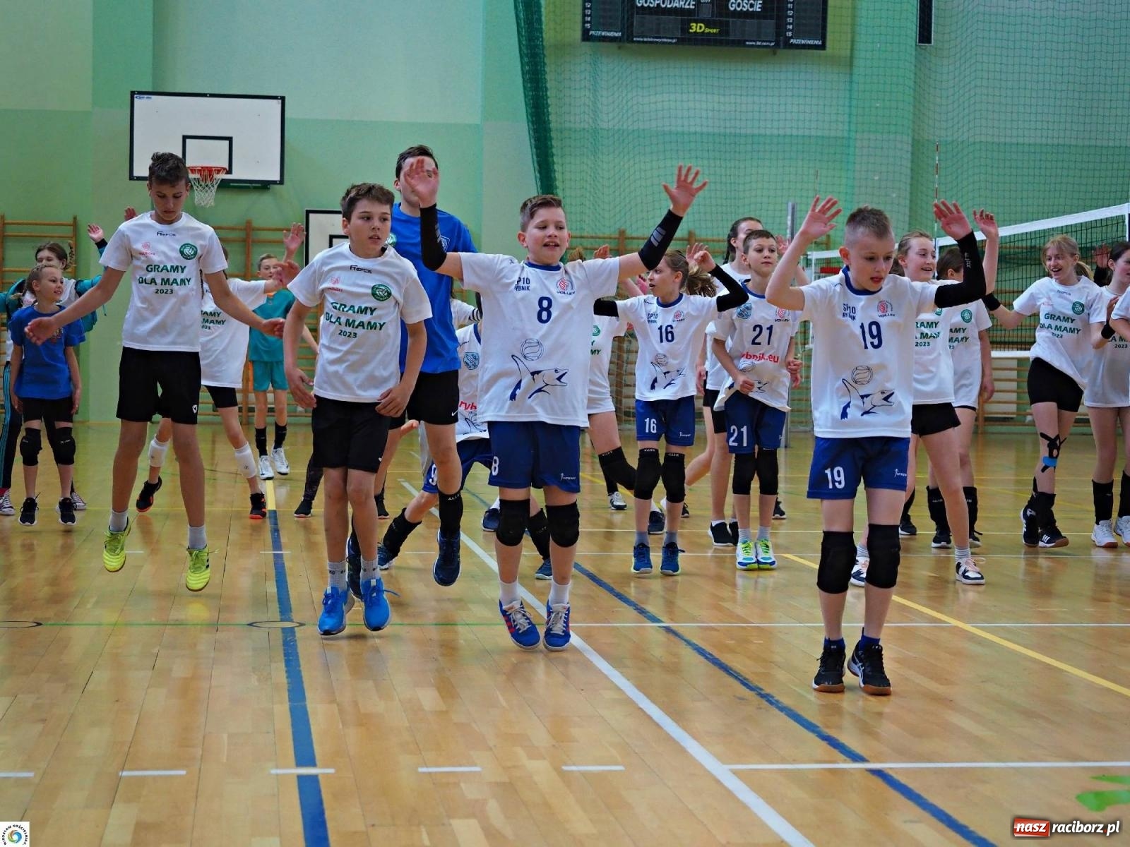 Zdjęcie w galerii na portalu naszraciborz.pl: Gramy dla mamy - młodzi siatkarze rywalizowali w arenie przy Łąkowej [FOTO i WIDEO] wiadomości z regionu