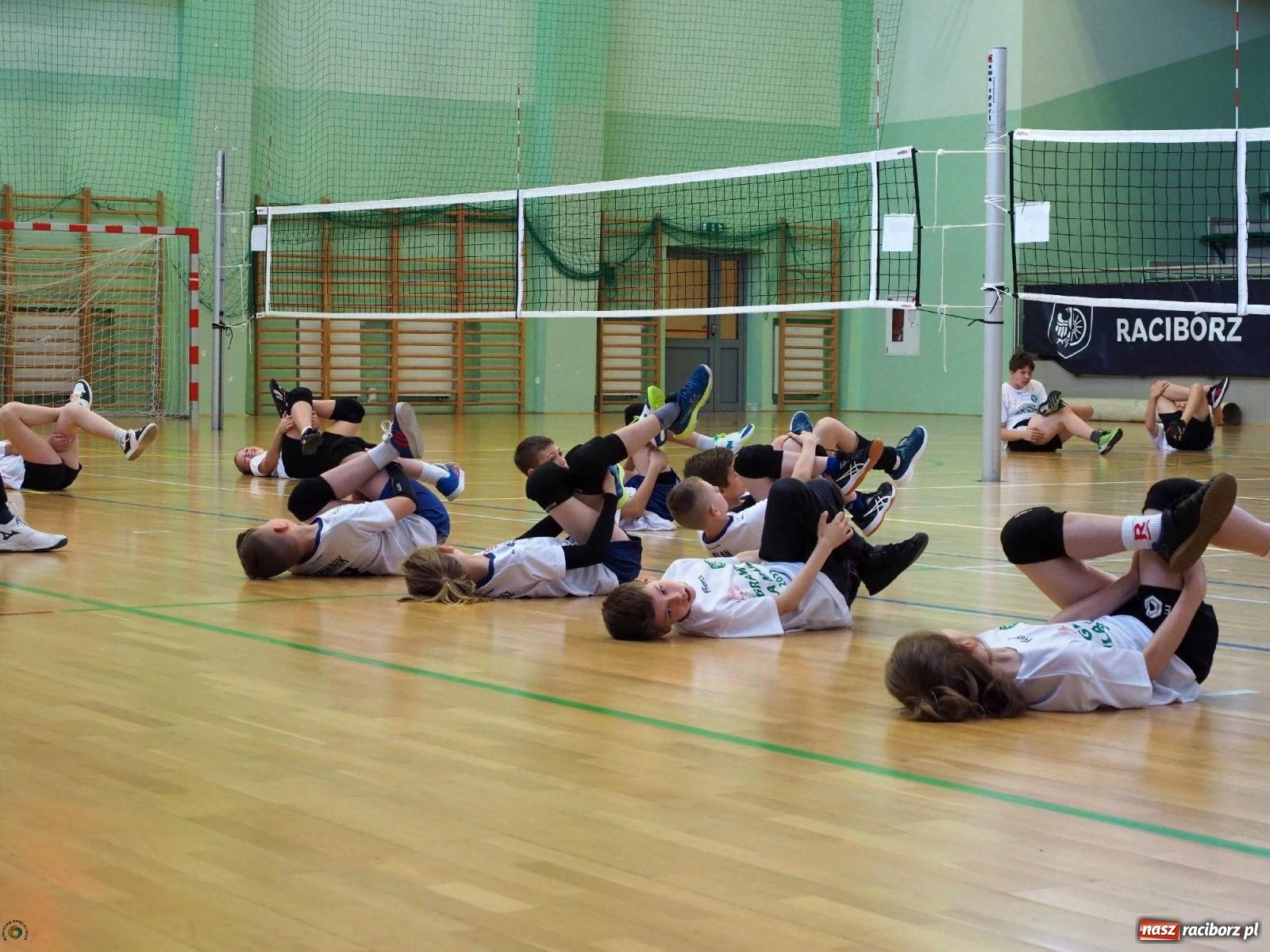Zdjęcie w galerii na portalu naszraciborz.pl: Gramy dla mamy - młodzi siatkarze rywalizowali w arenie przy Łąkowej [FOTO i WIDEO] wiadomości z regionu