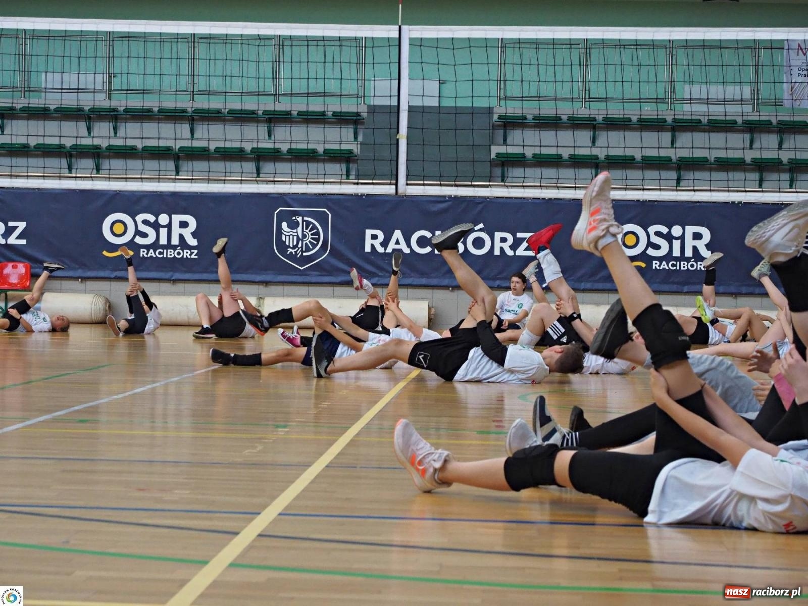 Zdjęcie w galerii na portalu naszraciborz.pl: Gramy dla mamy - młodzi siatkarze rywalizowali w arenie przy Łąkowej [FOTO i WIDEO] wiadomości z regionu